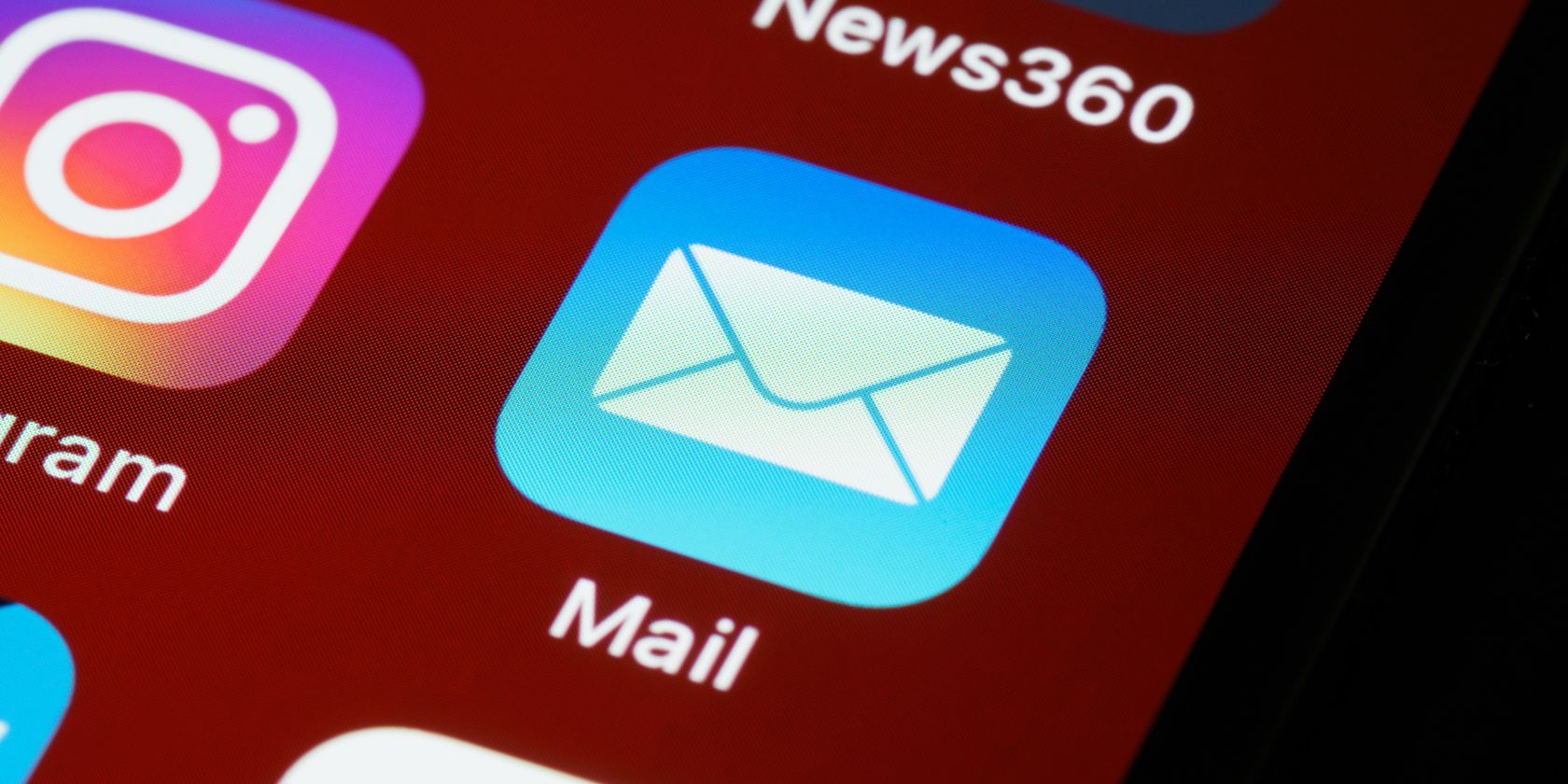 Ícone de e-mail visto na tela de um smartphone
