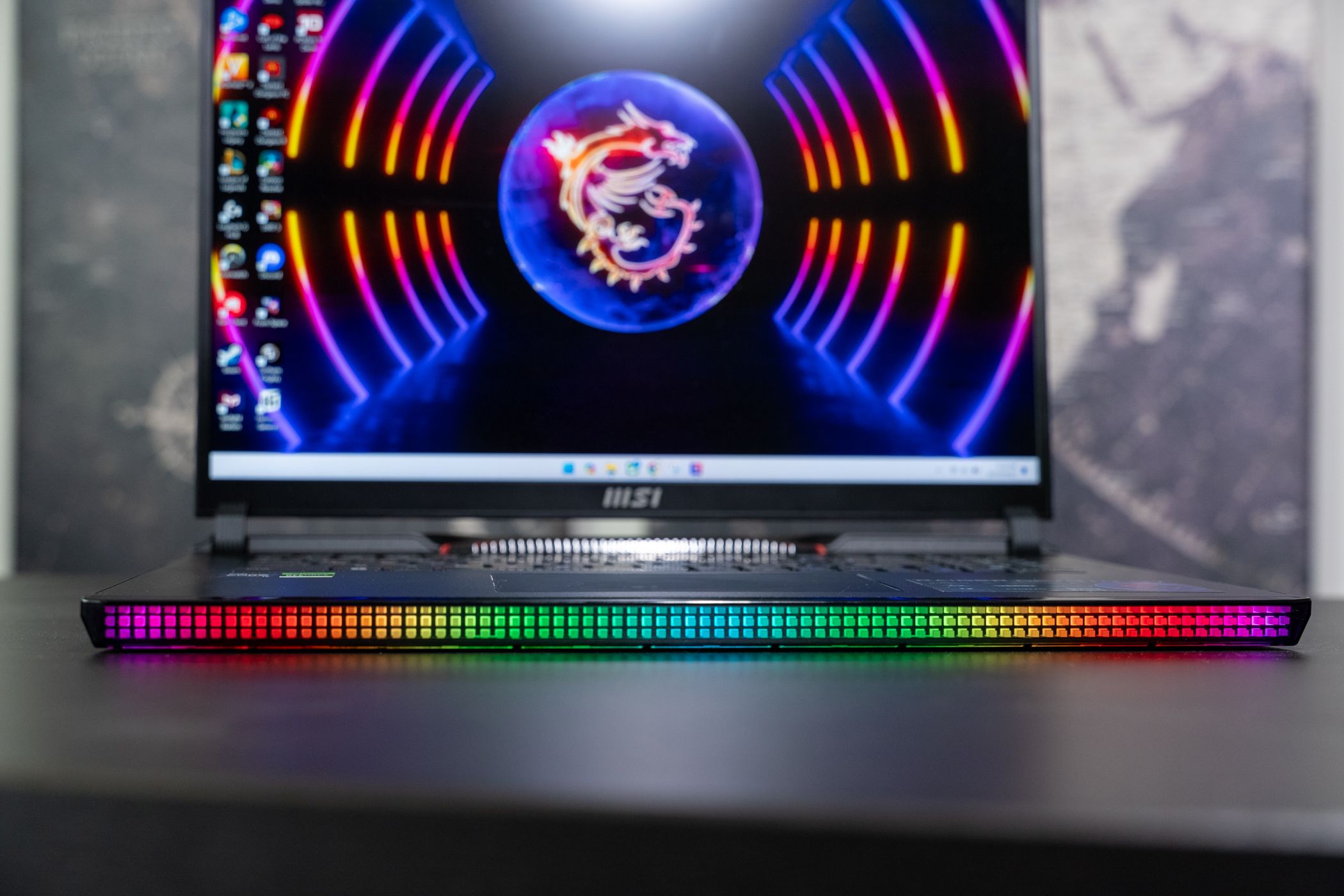 MSI Raider GE78 HX - Front LED Bar