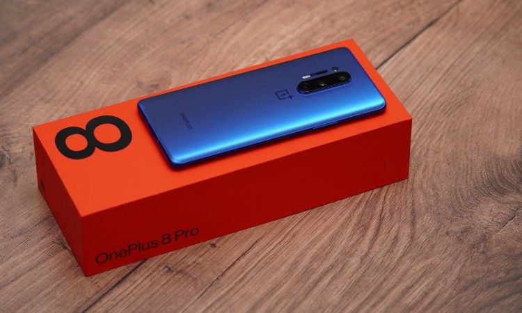 یک OnePlus 8 Pro آبی جدید که روی جعبه بسته بندی خود قرار دارد.