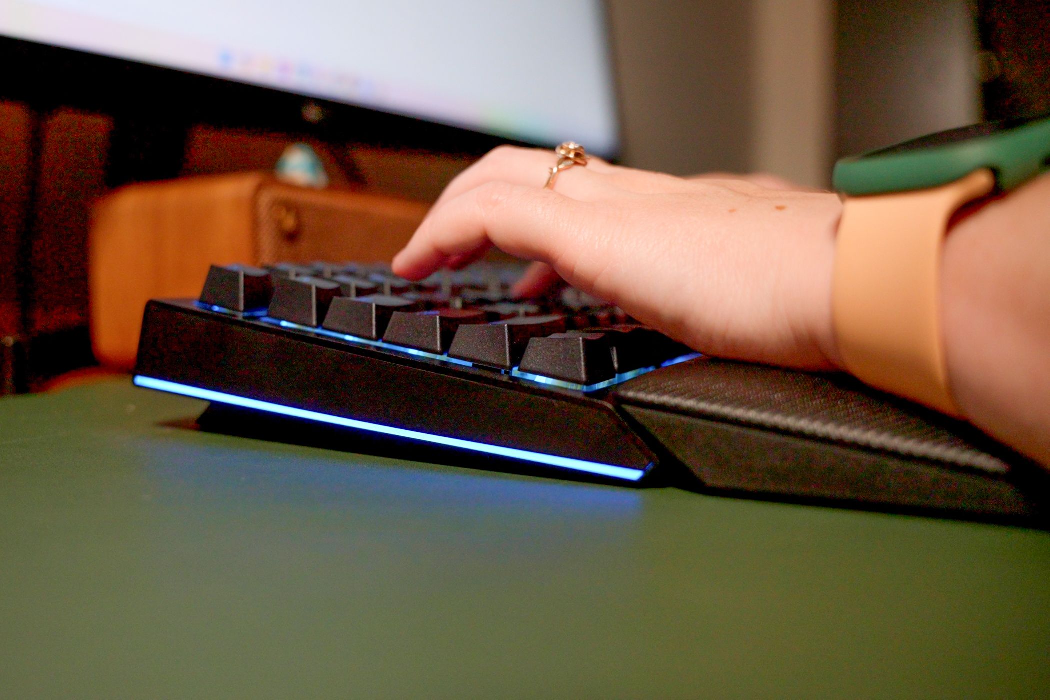 Razer Blackwidow 75% - Left Side Angled