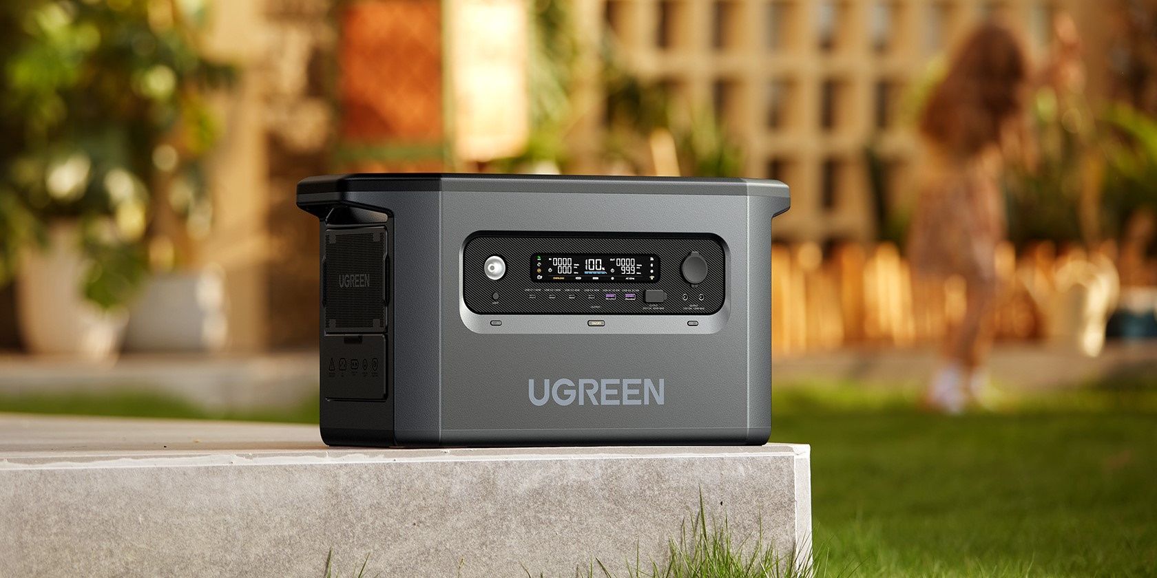 نیروگاه ugreen powerroam 2200 روی دال بتنی