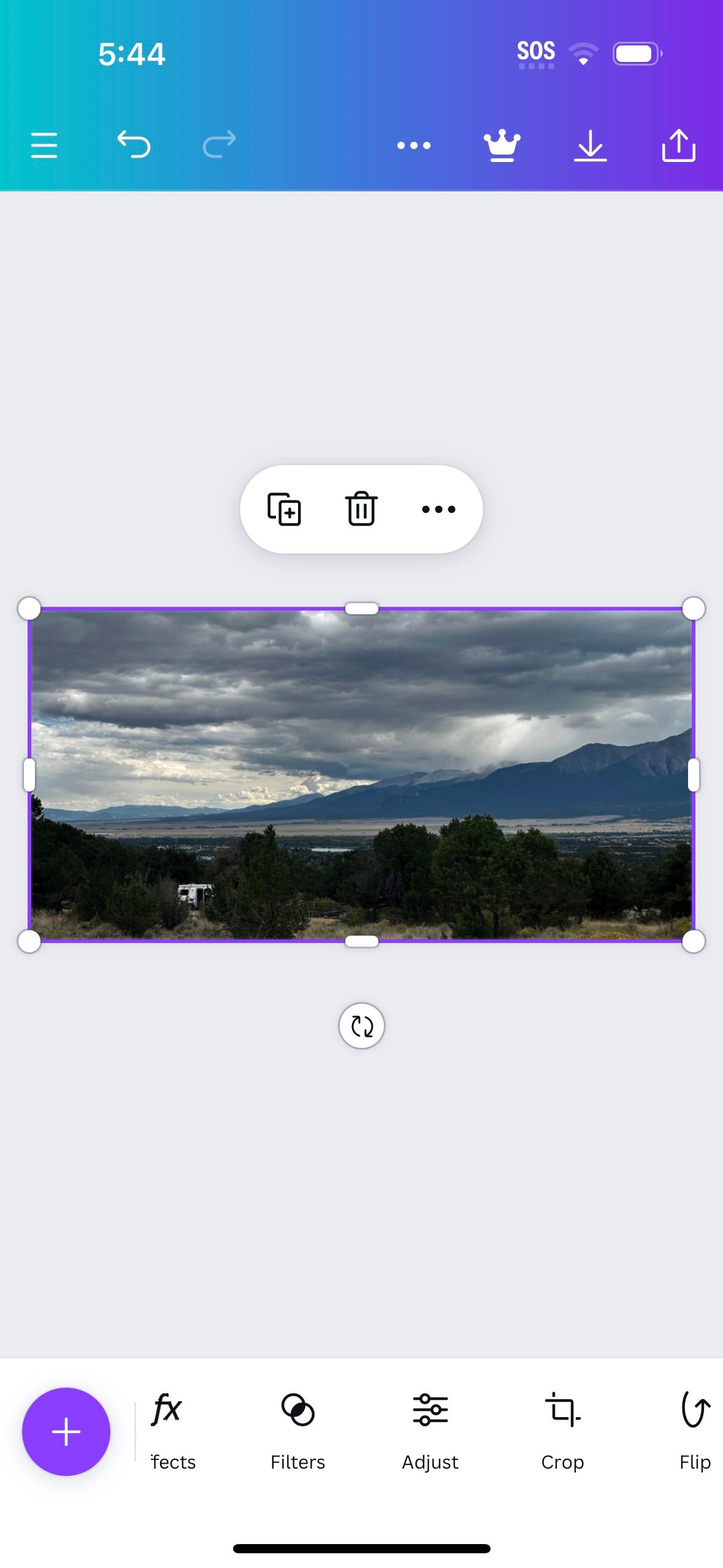 صفحه ویرایشگر برنامه Canva با تصویر کوه ها باز می شود