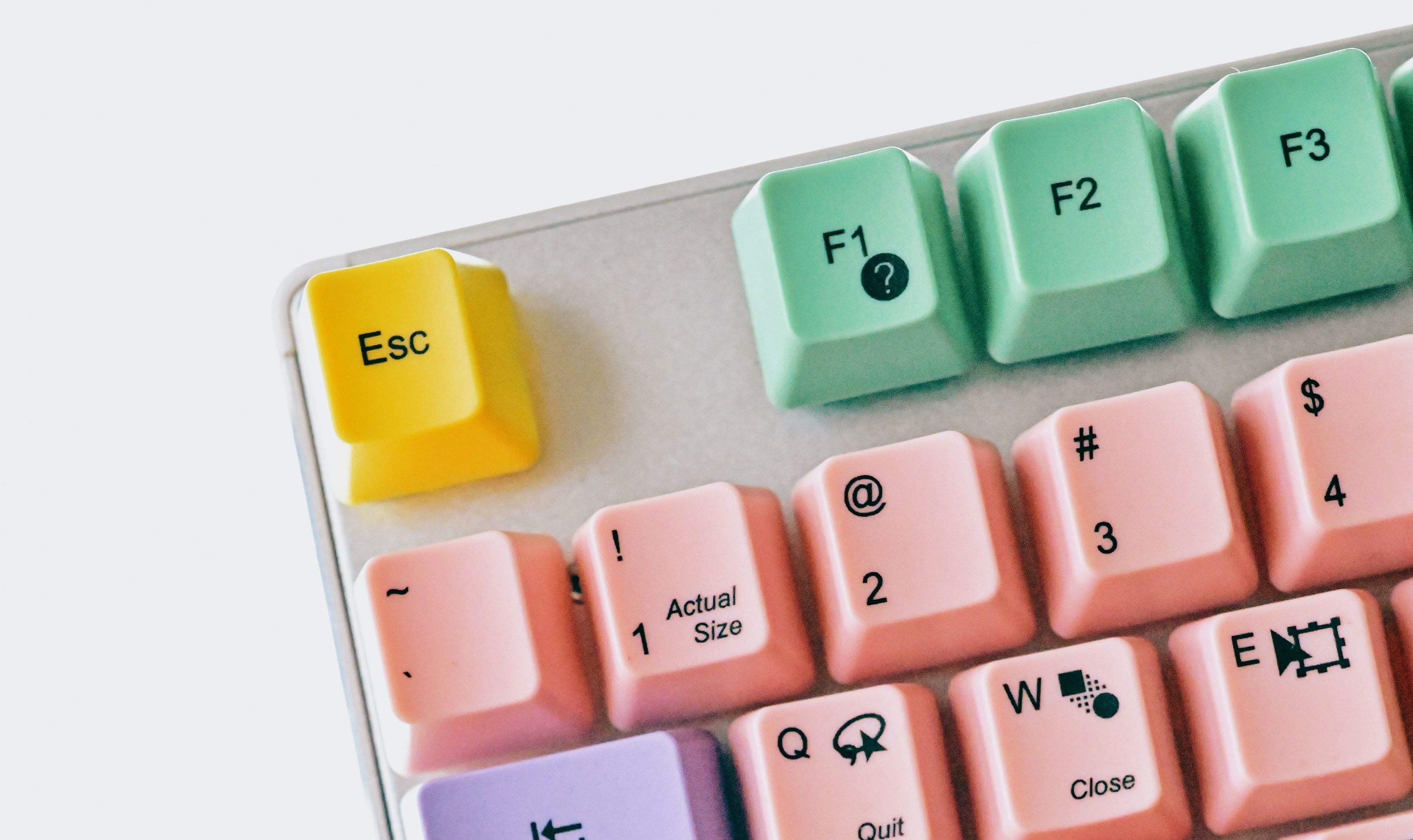 Звук набора кода. Разноцветная клавиатура. Клавиатура с разноцветными клавишами. Звук клавиатуры. Кубик на клавиатуре разноцветный.