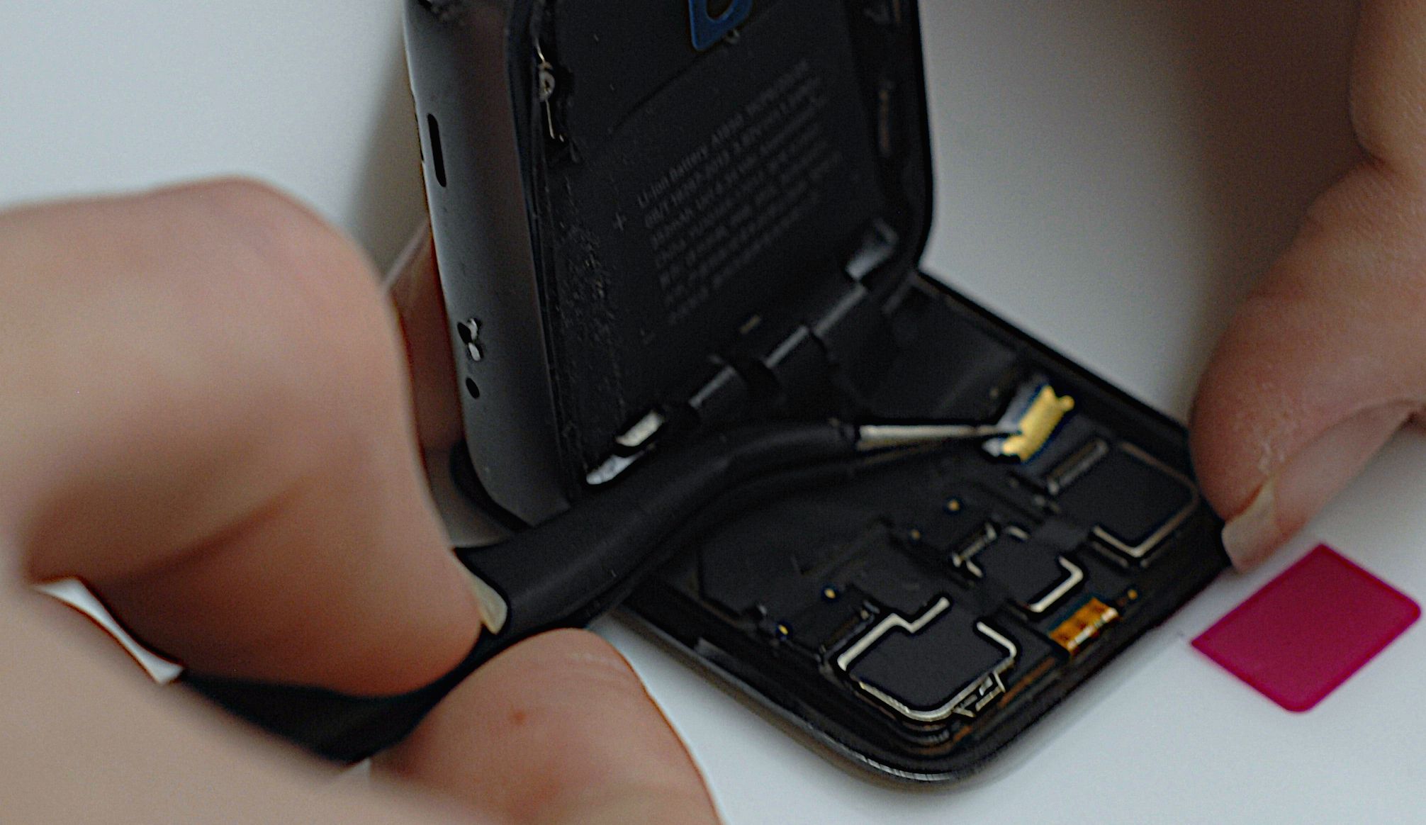 reconnecting the display cable connectors inside an apple watch