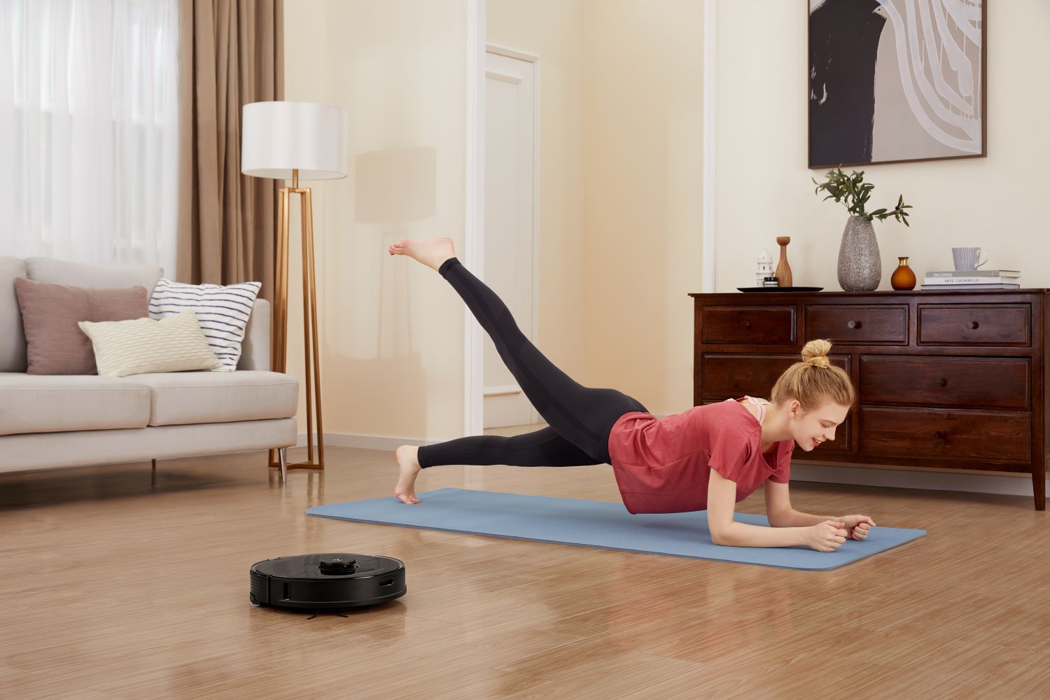 زنی در حال انجام یوگا با Roborock S7 در حال تمیز کردن زمین