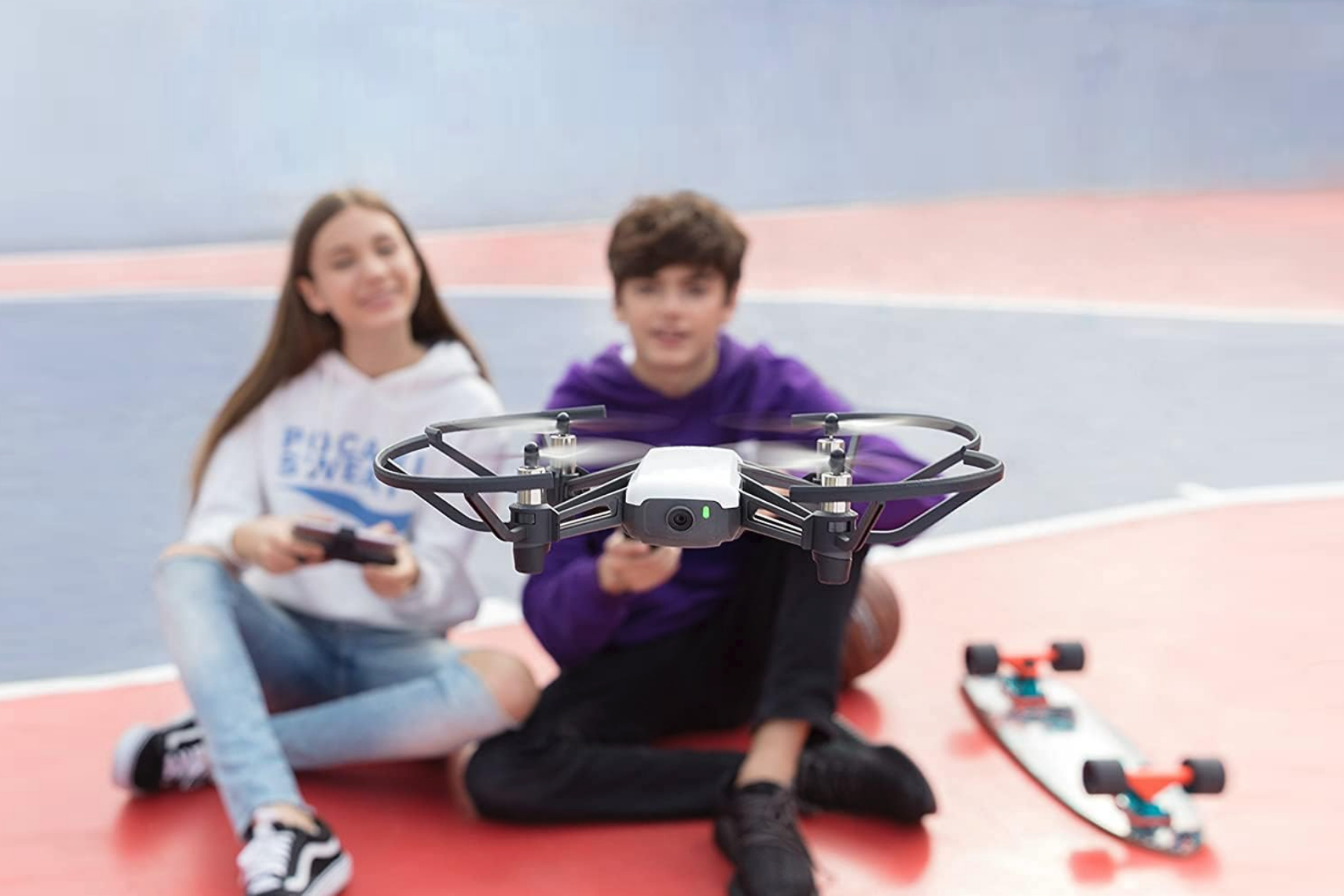Un garçon et une fille pilotant un drone Tello Ryze Tech