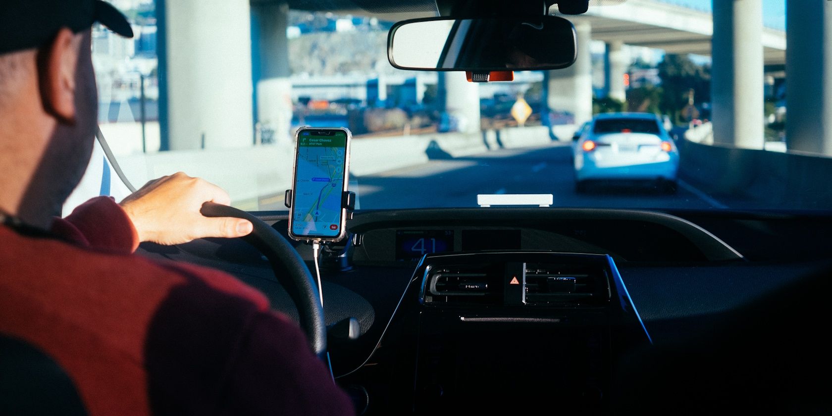 uber driver using the map on a smartphone while driving