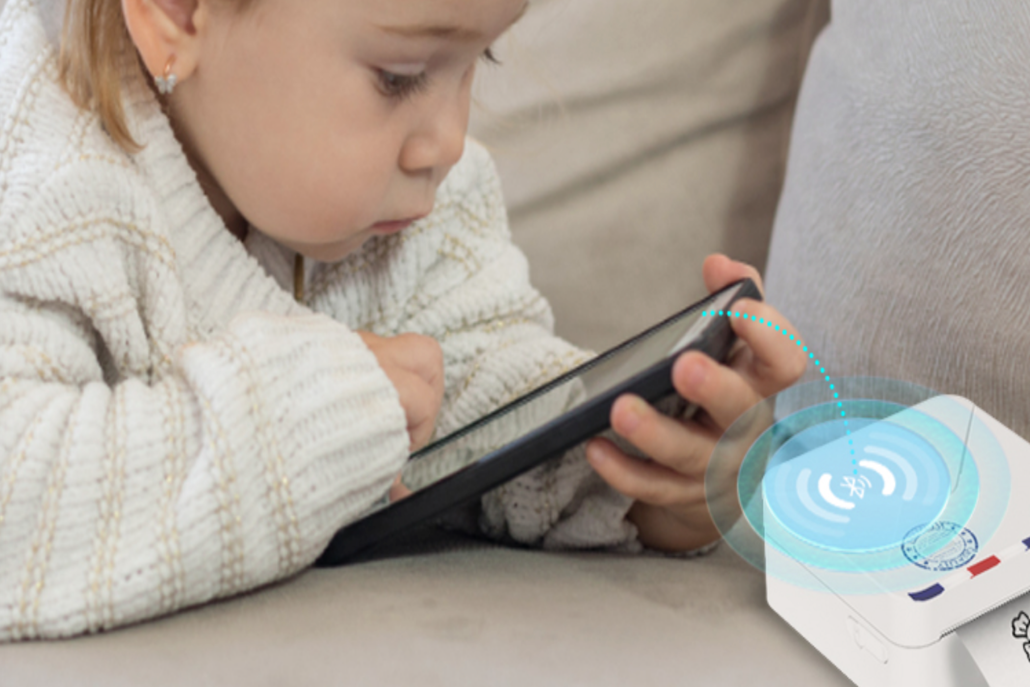 A small child using the Bluetooth function on the Phomemo M02S Mini