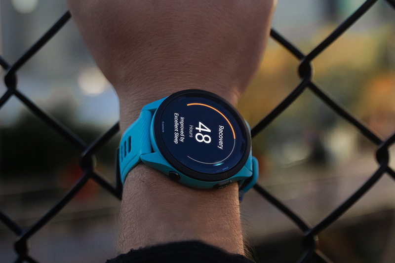 ساعت هوشمند Garmin Forerunner 265 در حال اجرا بر روی مچ افراد