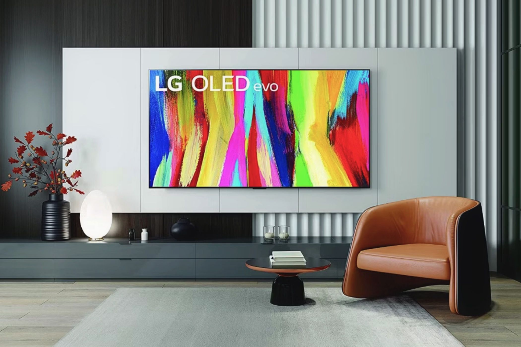 یک تلویزیون OLED LG C2 که روی دیوار اتاق نشیمن نصب شده است.