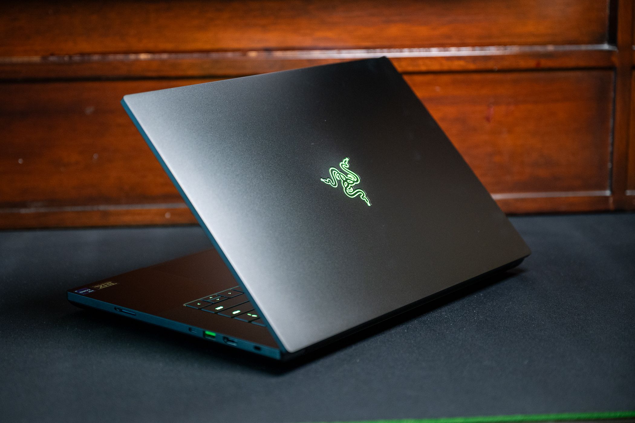 Razer Blade 16 2024 روی میز نشسته است