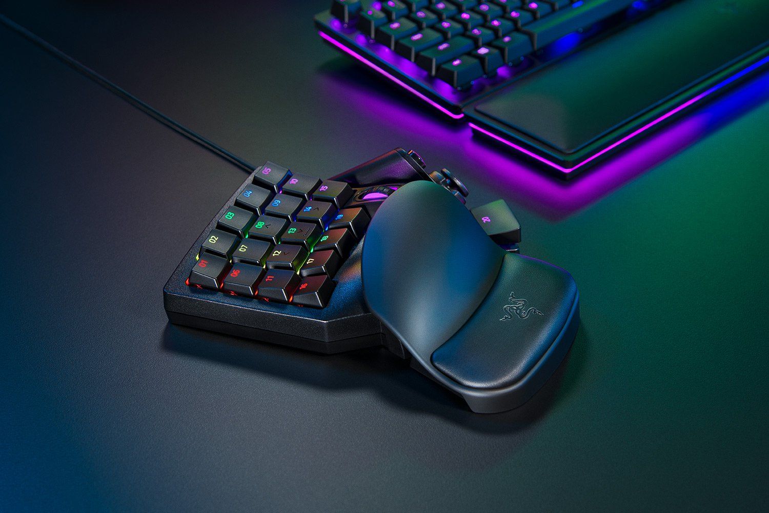 صفحه کلید بازی Razer Tartarus Pro روی میز با نور RGB