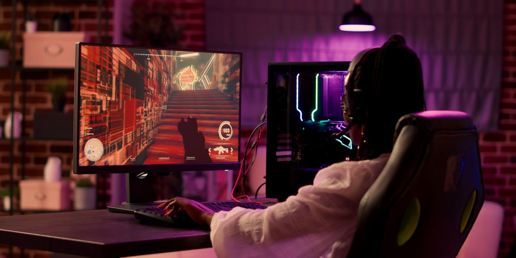 woman playing first person shooter on gaming pc