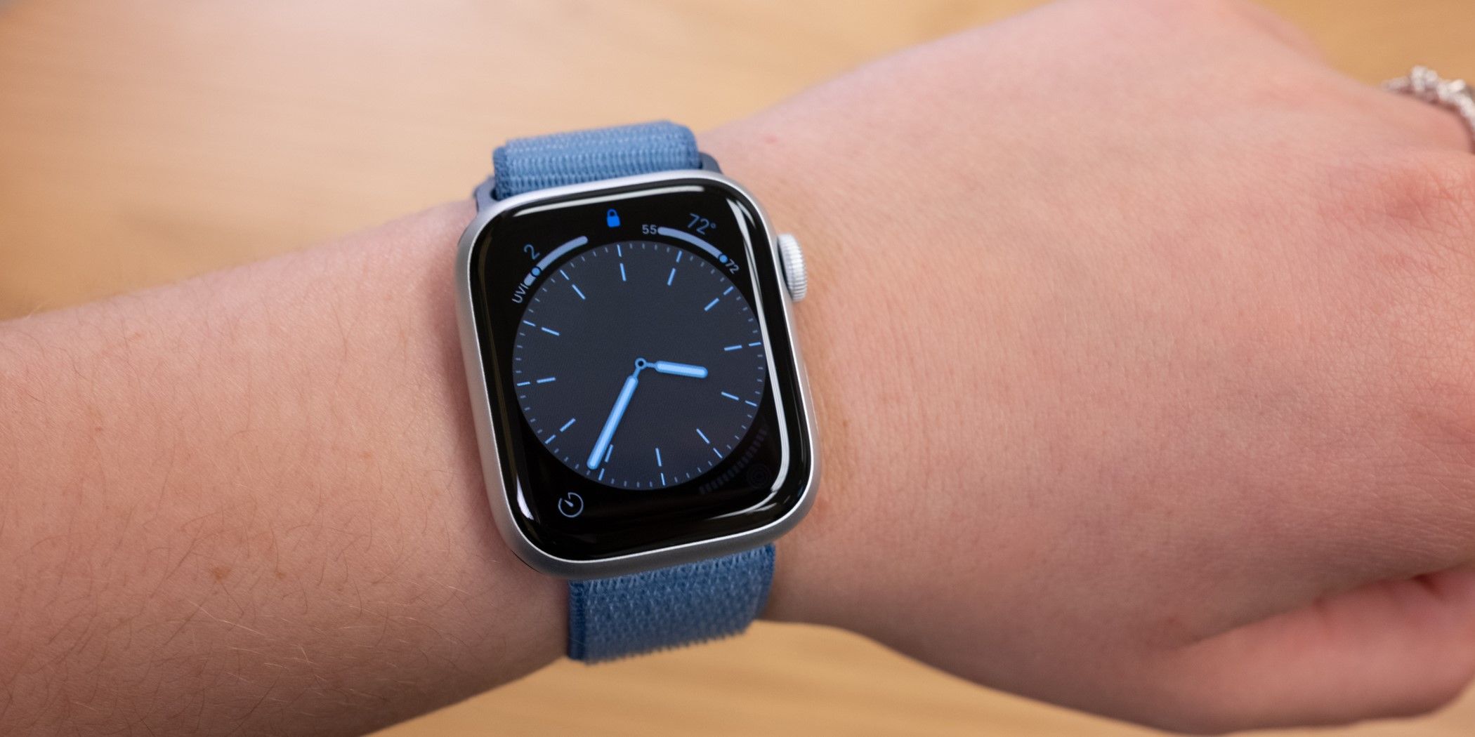 Person wearing an Apple Watch Series 9 with the clock visible
