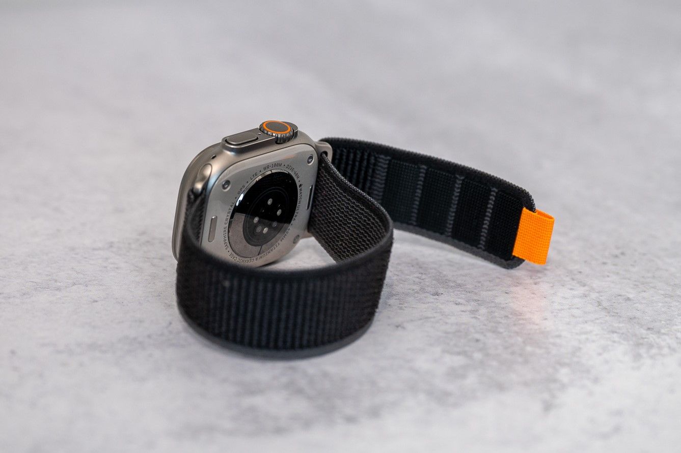 Apple Watch Ultra com Trail Loop sobre uma mesa