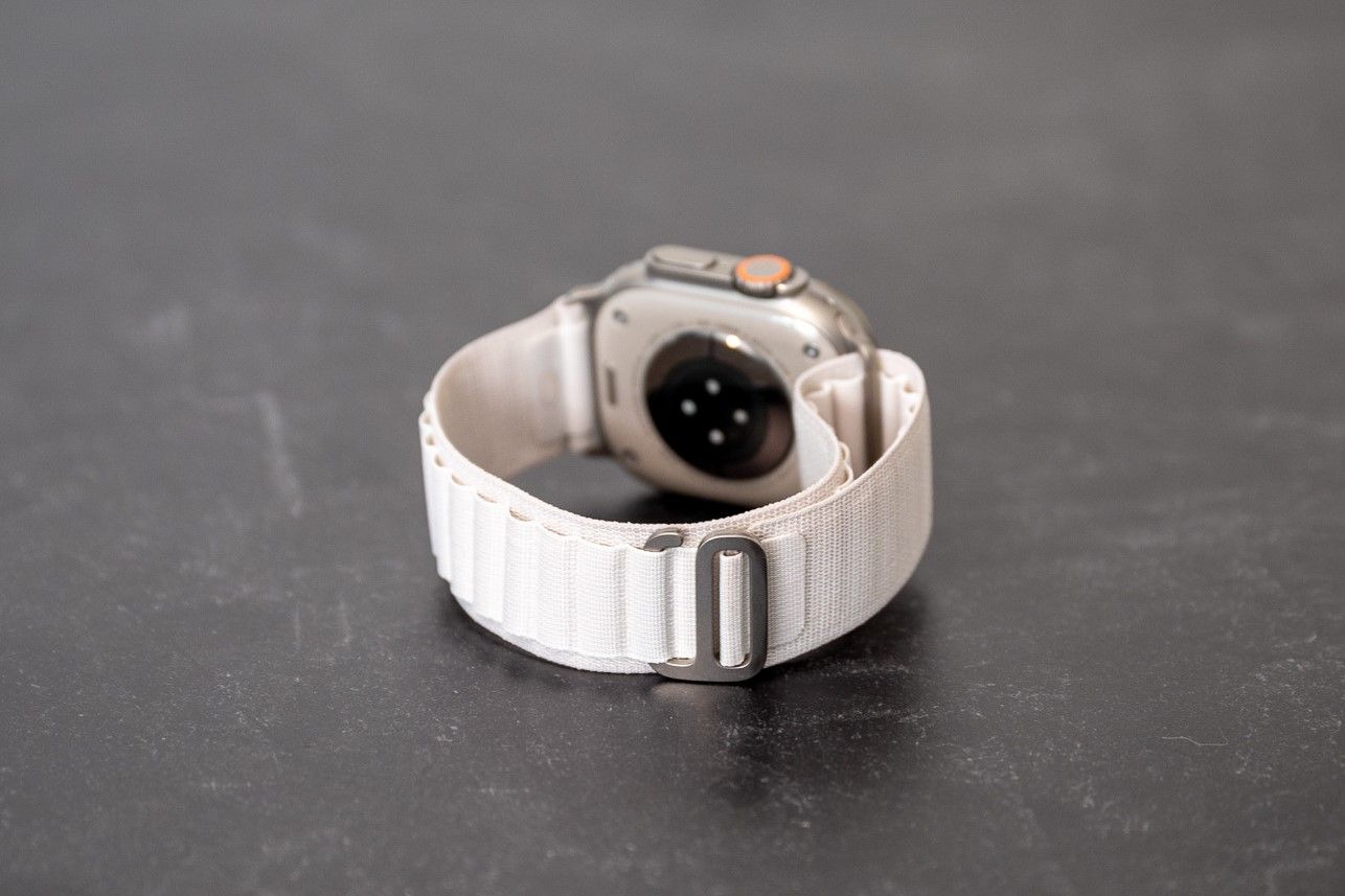 apple watch ultra com banda de loop alpino sobre uma mesa