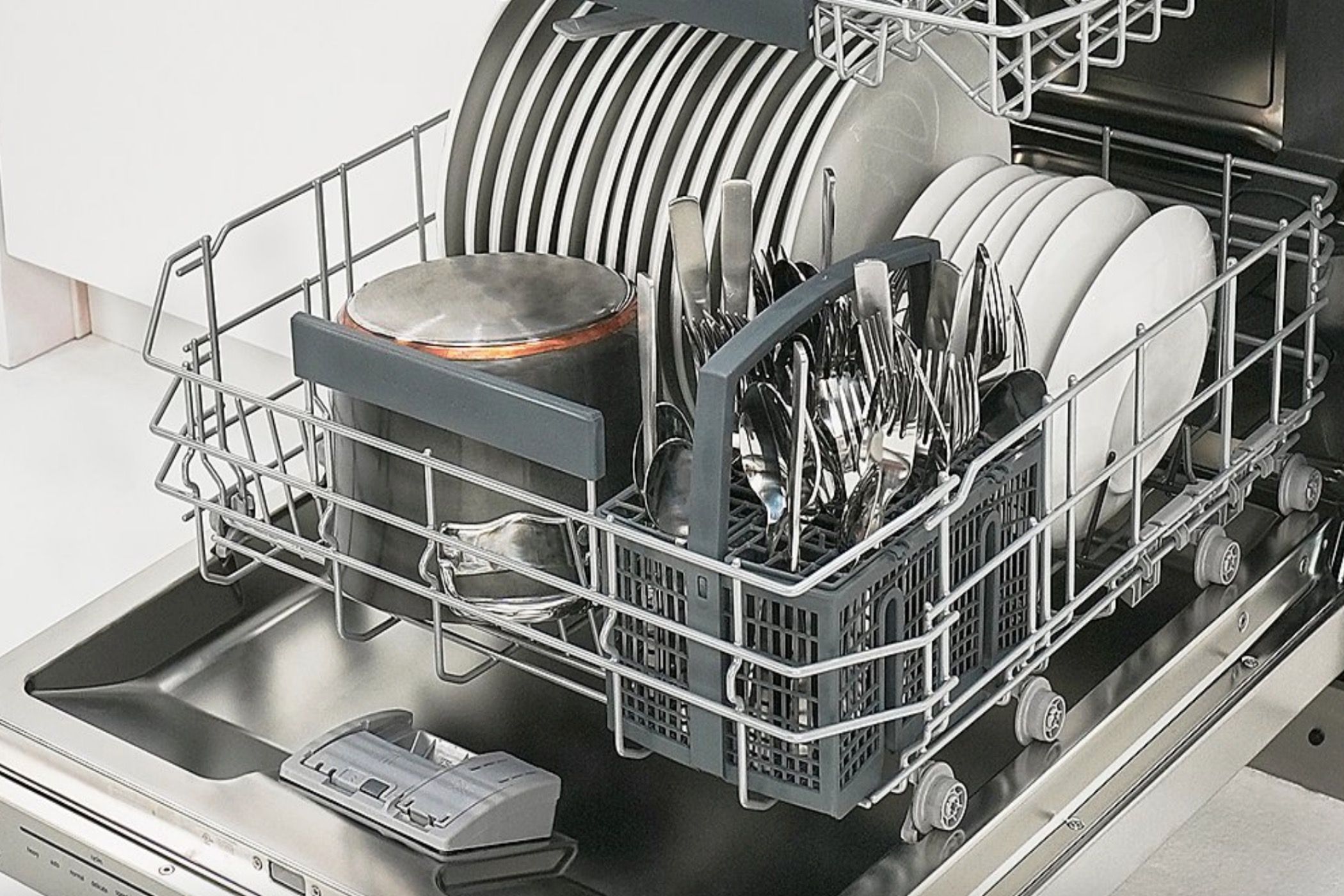 A Bosch 800 Series Smart Dishwasher stacked with sparkling-clean dishes