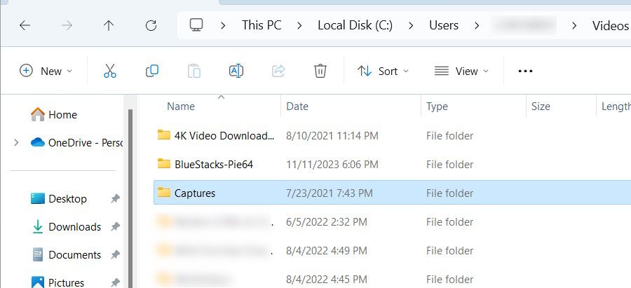 Папка "Снимки" выделена в папке "Видео" в Windows