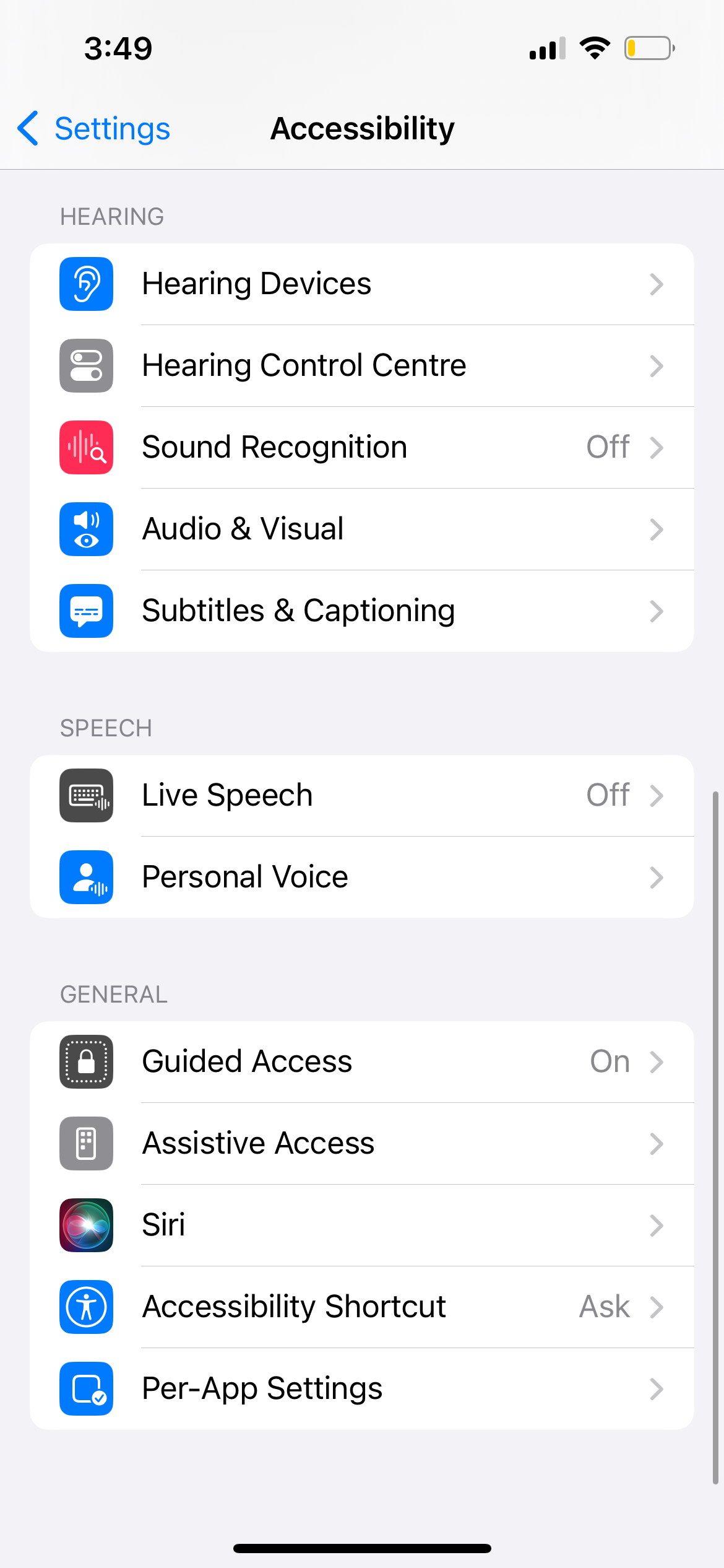 تنظیمات دسترسی آیفون که شنوایی، گفتار و دسته‌های کلی را نشان می‌دهد