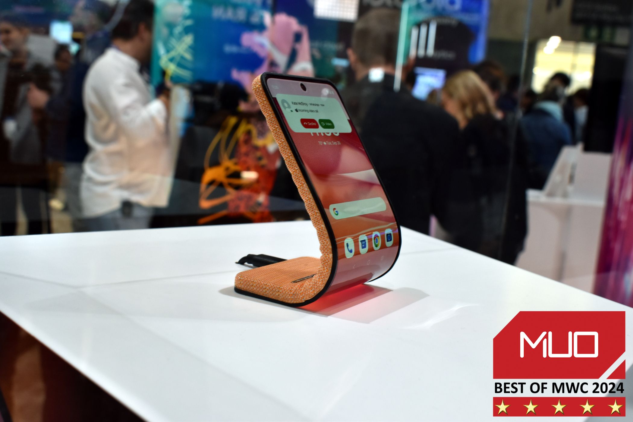 The Best Of MWC 2024 MakeUseOf S Best In Show Awards   Motorola Adaptive Display Concept Smartphone With Muo Mwc 2024 Award 