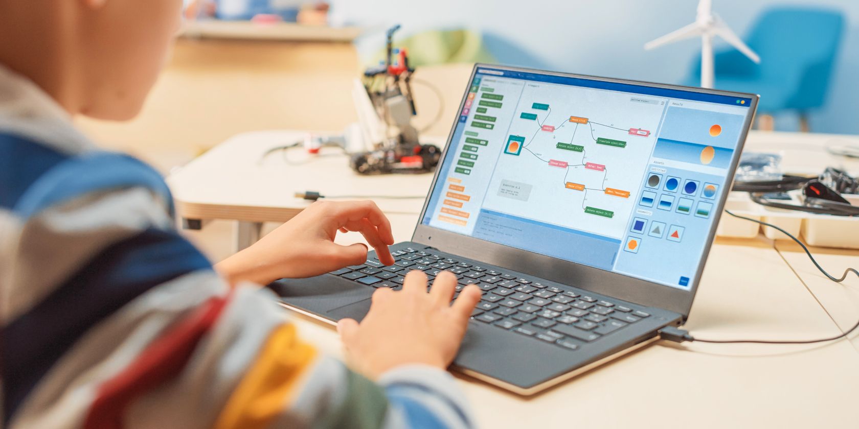 یادگیری برنامه نویسی کودک در لپ تاپ