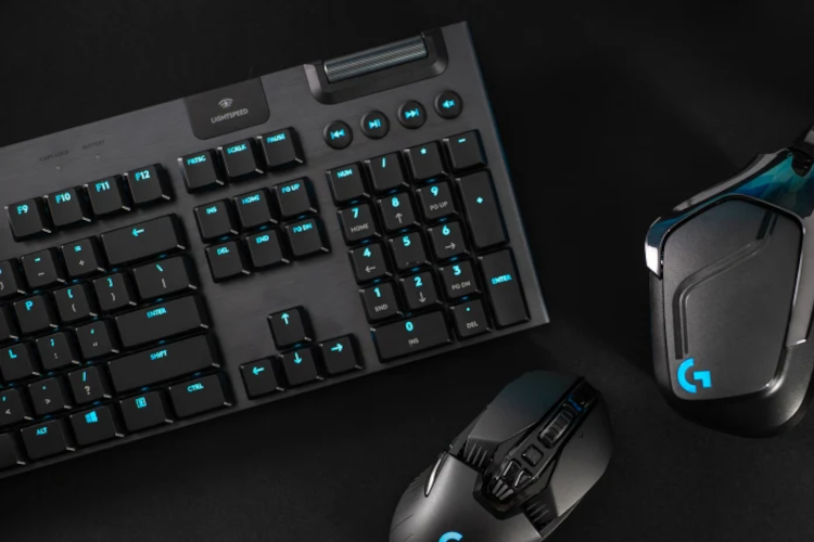 logitech g915 روی یک میز با سایر لوازم جانبی rgb قرار می گیرد