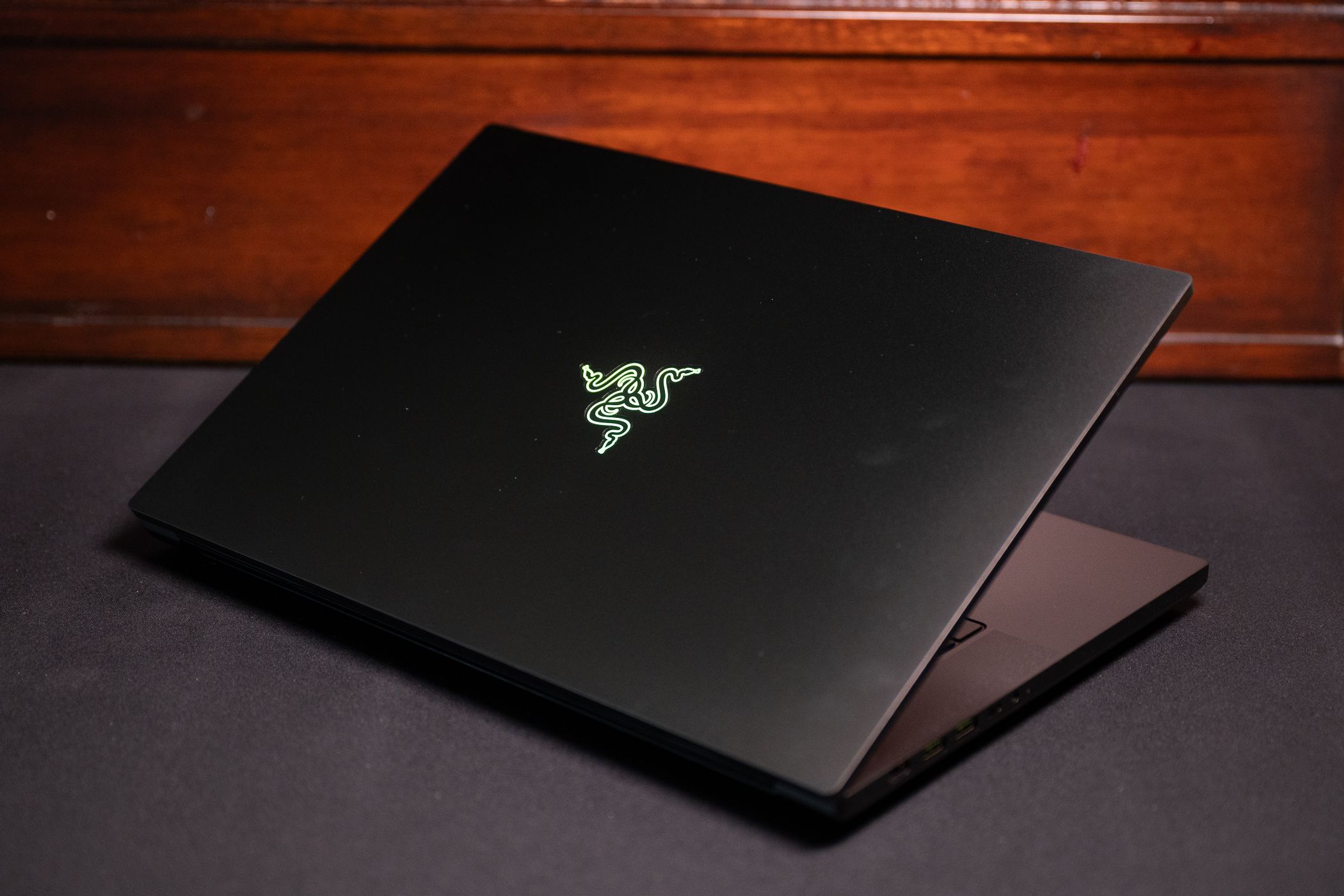 Razer Blade 16 2024 روی میز نشسته است