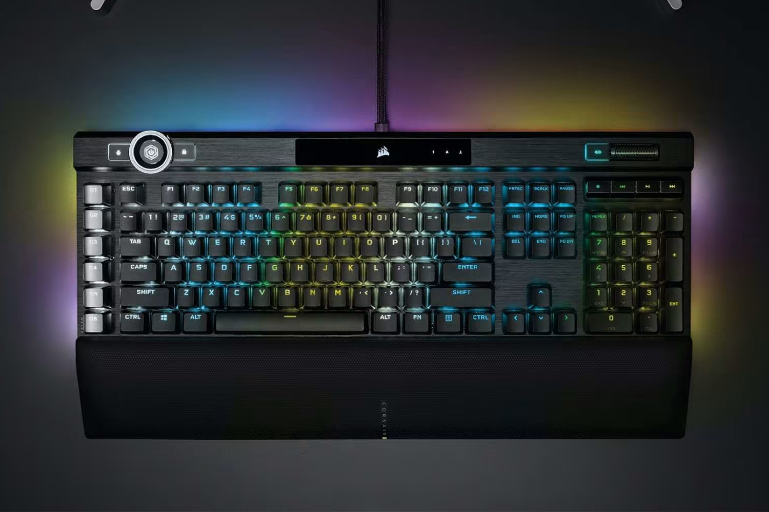 صفحه کلید corsair k100 rgb در مقابل یک میز تاریک روشن می شود