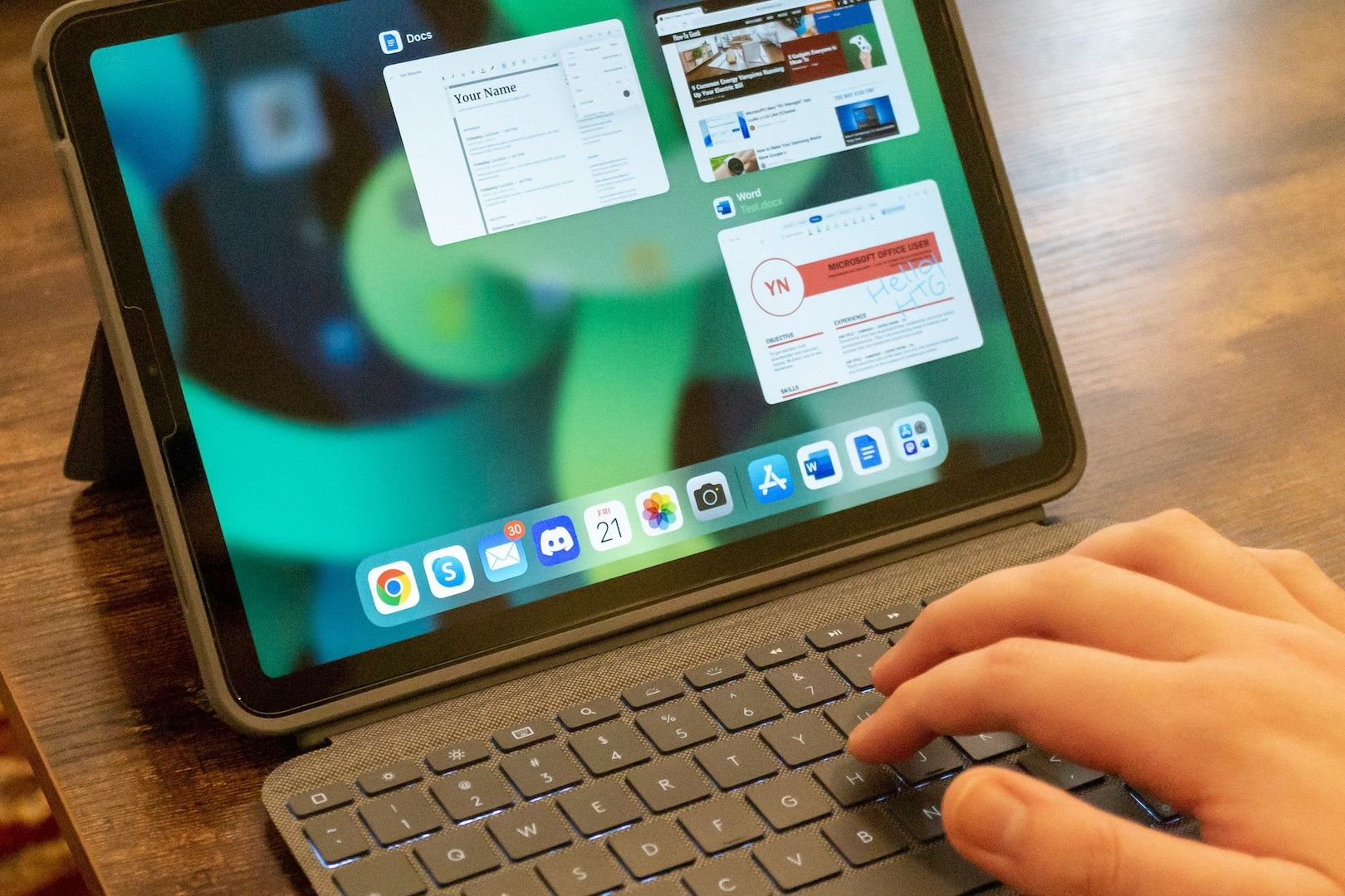 شخصی که با استفاده از قاب لمسی Combo Touch Logitech روی نسل چهارم اپل آی‌پد ایر تایپ می‌کند