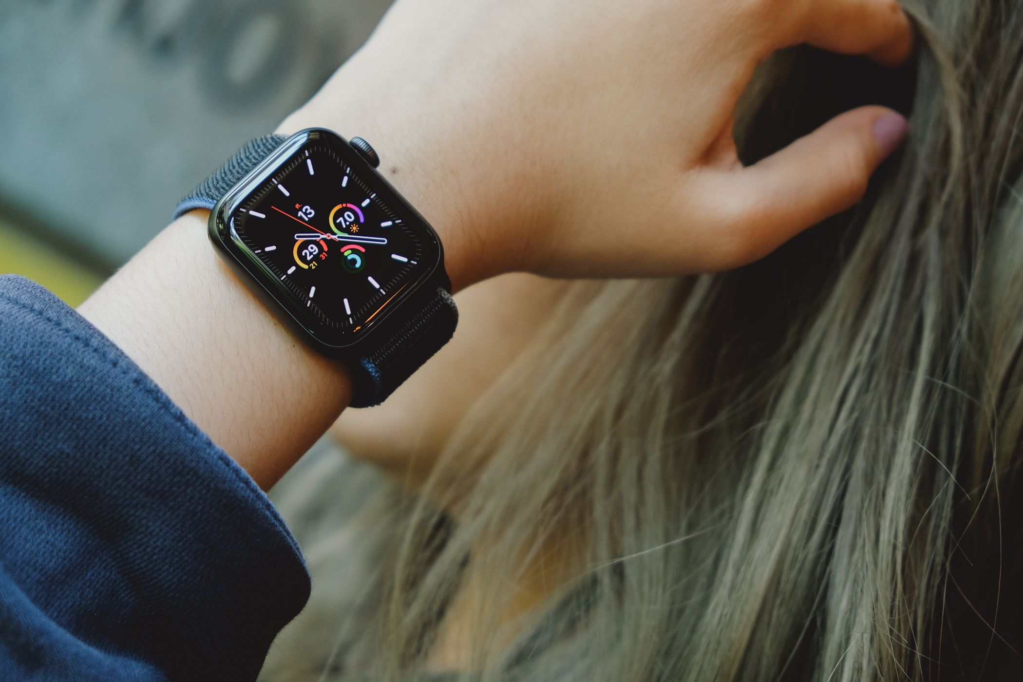 A girl wearing an Apple Watch SE on her wrist