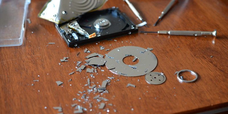 یک بشقاب hdd کاملاً شکسته است