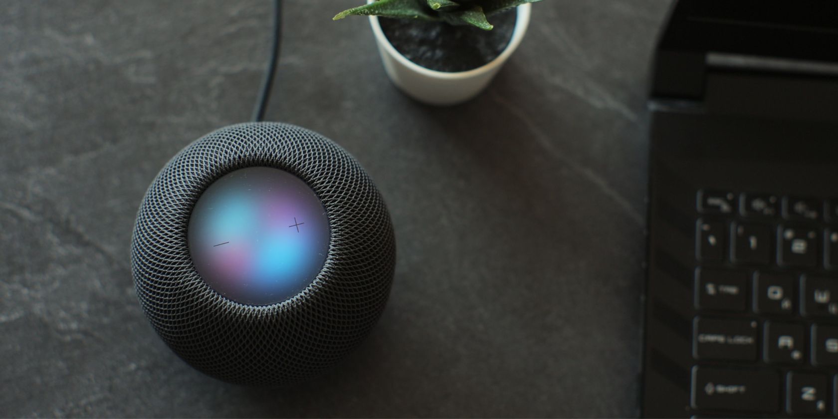 اسپیکر Apple HomePod Mini در حال گوش دادن به دستورات