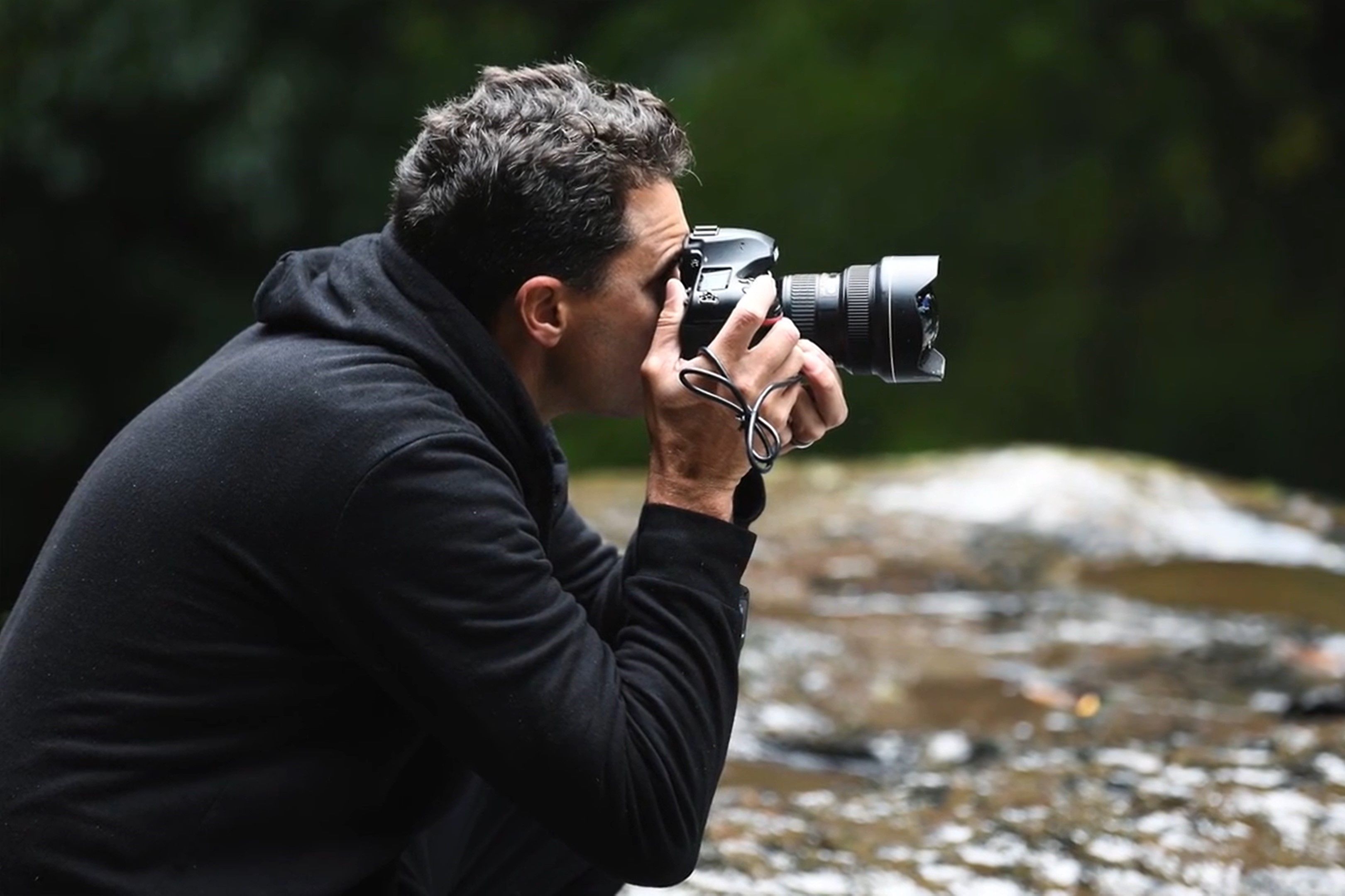 عکاس با استفاده از Nikon D850