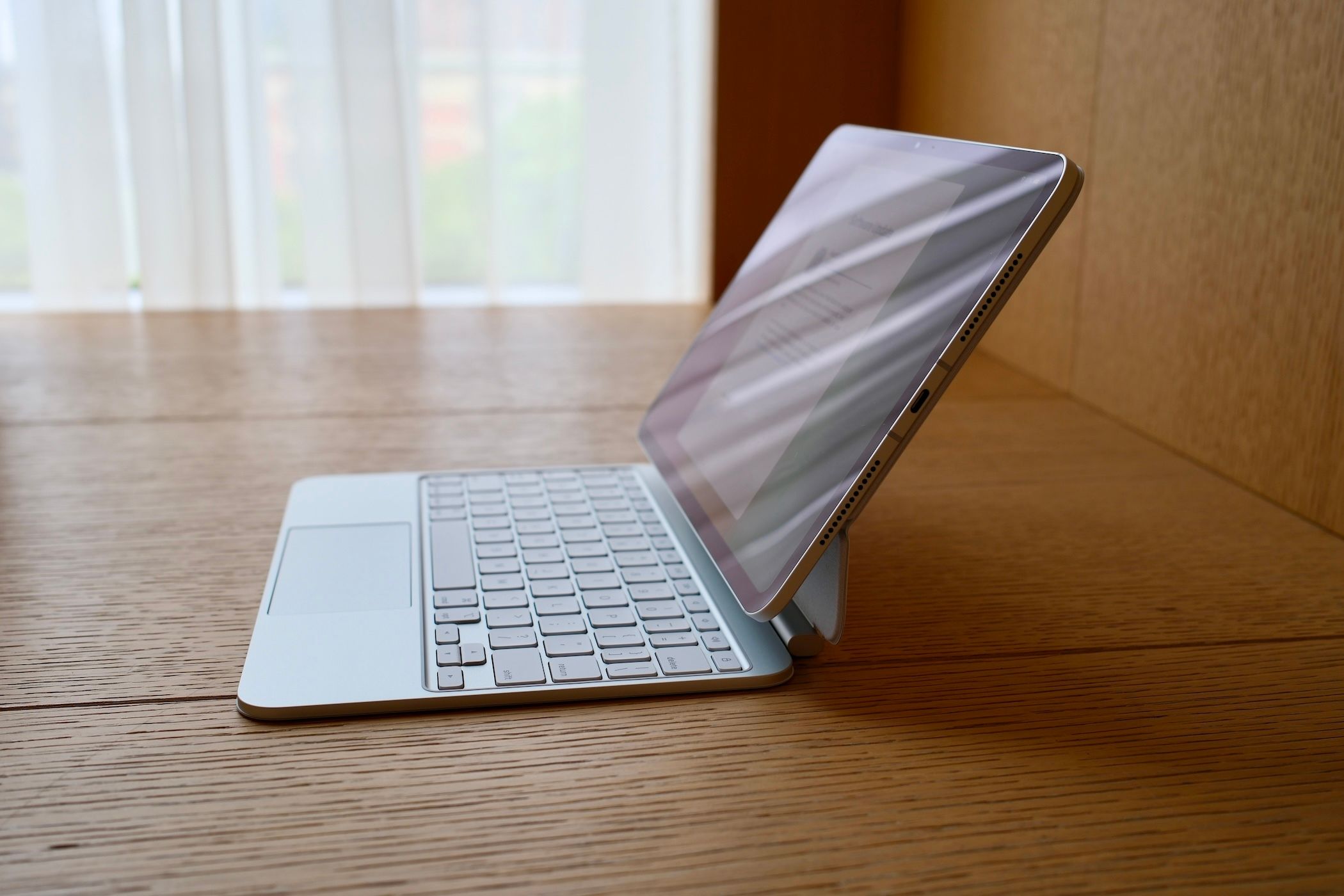 side view of the Apple iPad Pro (M4) in magic keyboard