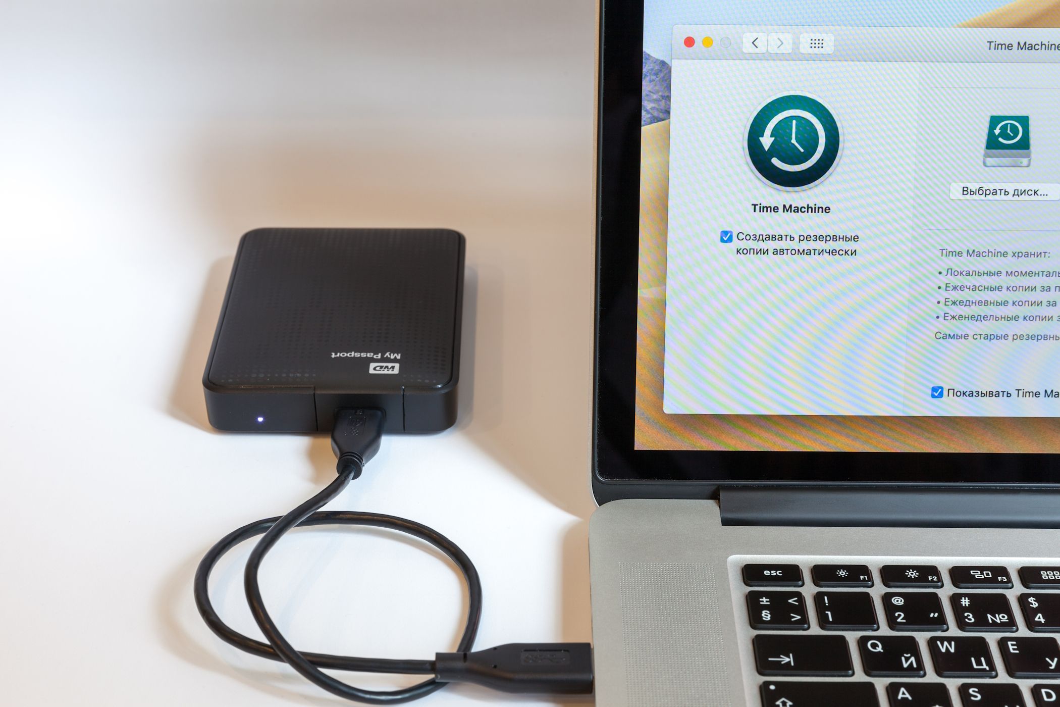 Внешний диск, подключенный к MacBook Pro