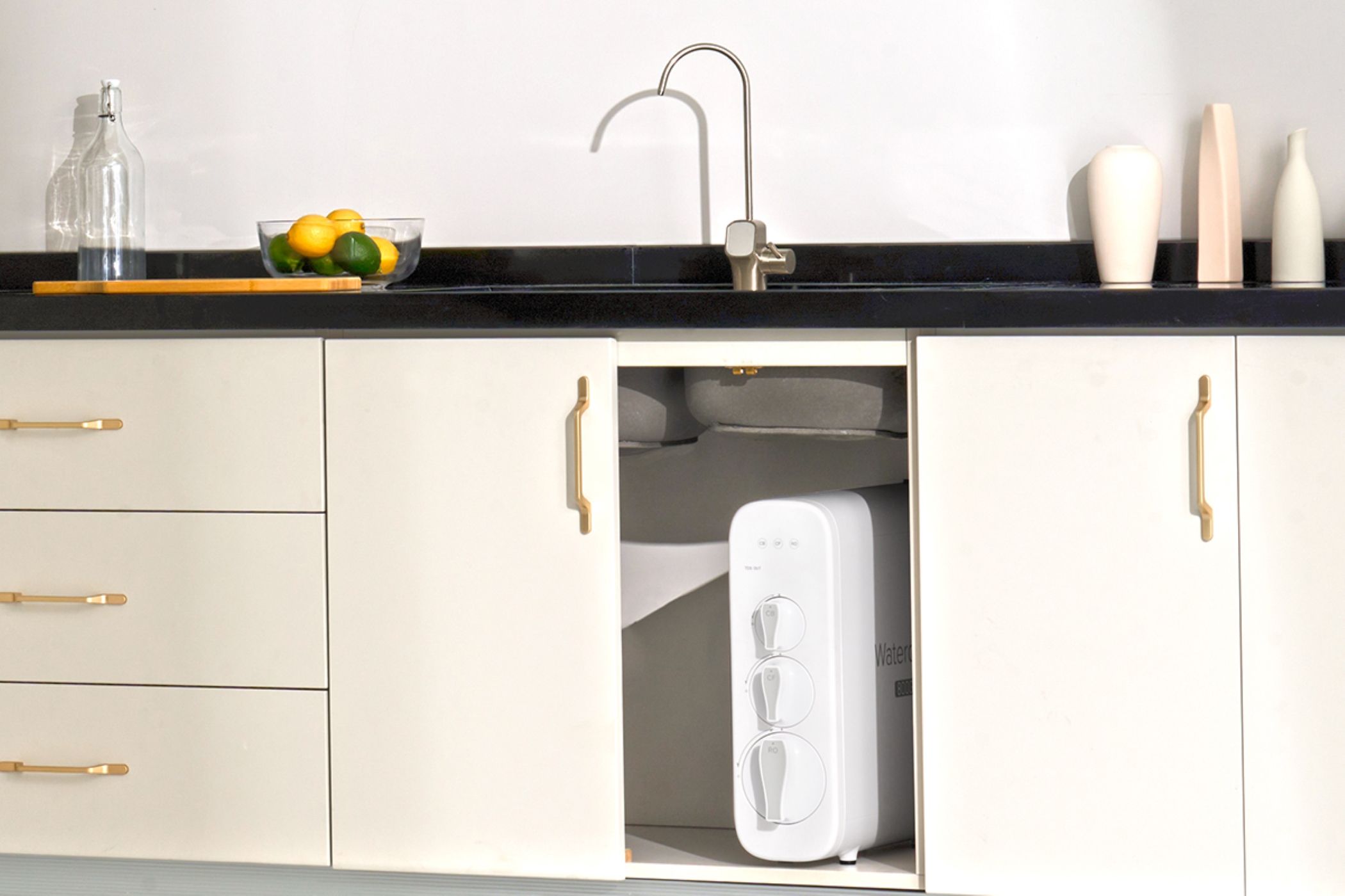 Waterdrop G3P800 instalado em um pequeno espaço sob a pia