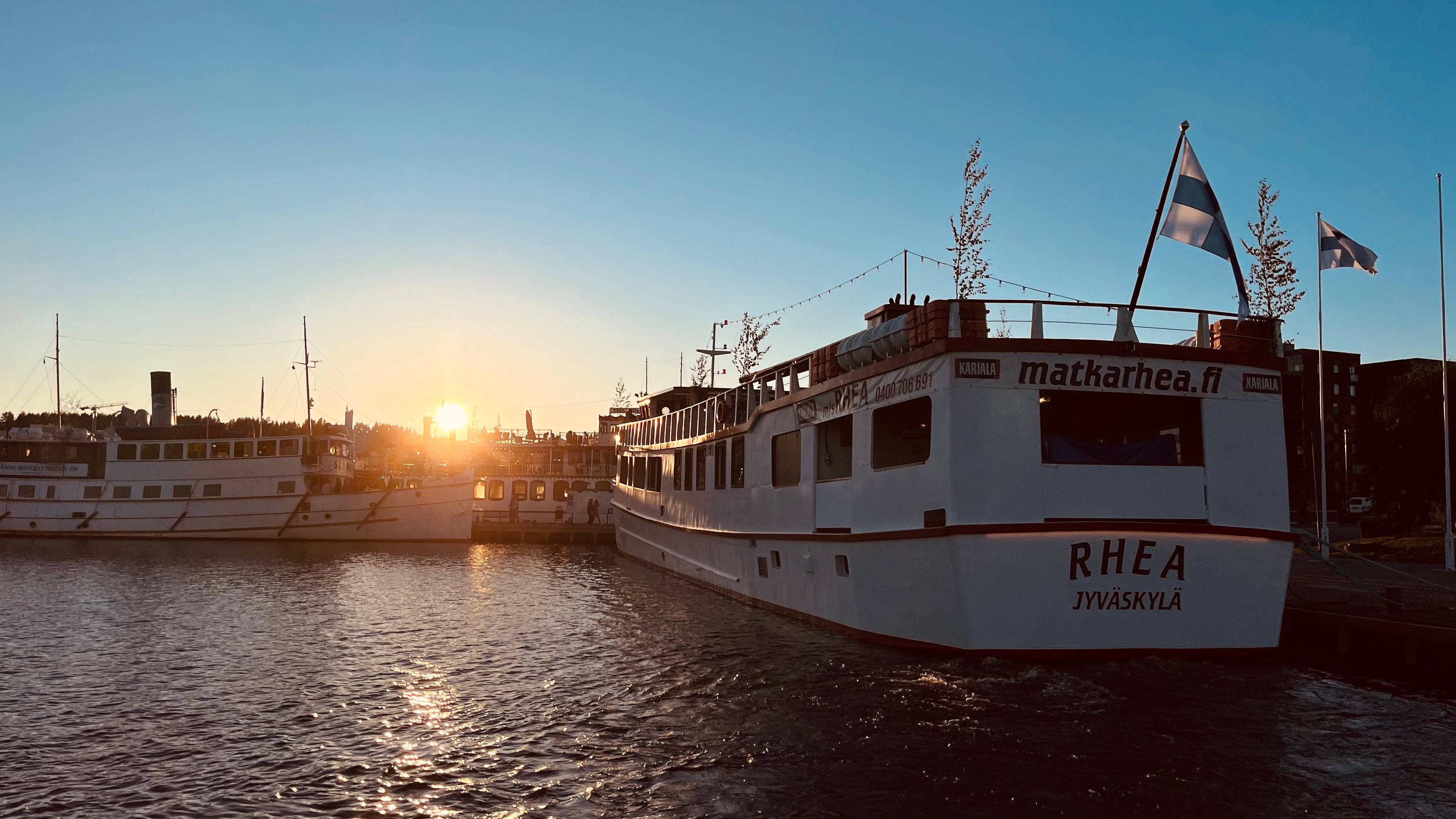 Lens Flare au port avec des bateaux autour de l'heure d'or 