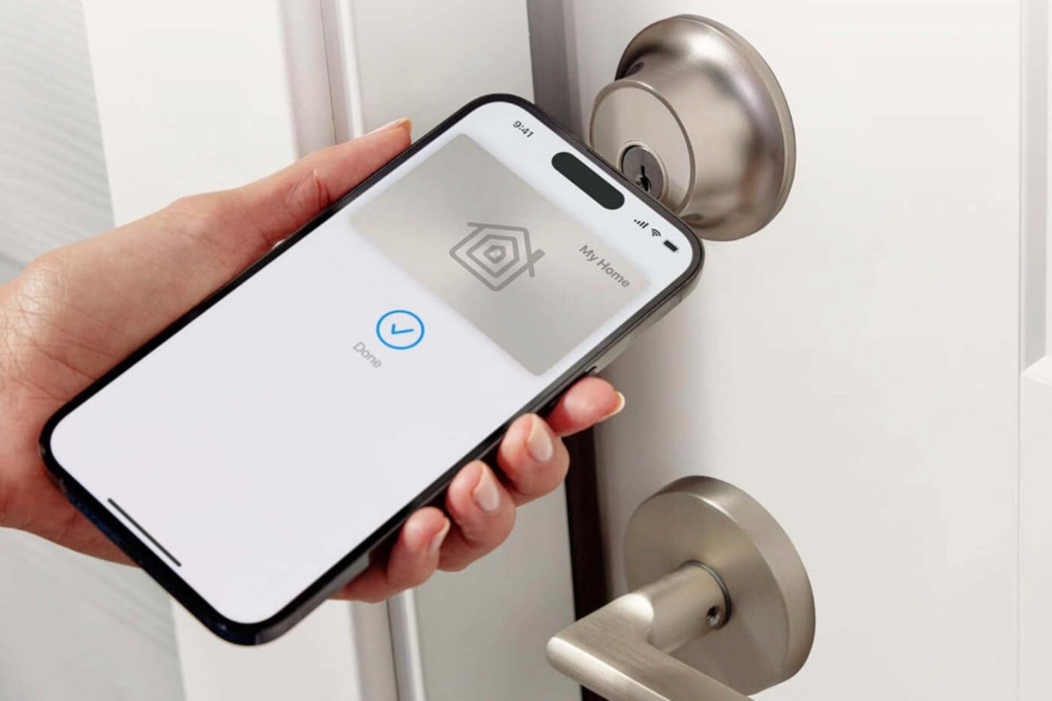 زنی که با آیفون خود از Level Lock Plus استفاده می کند.