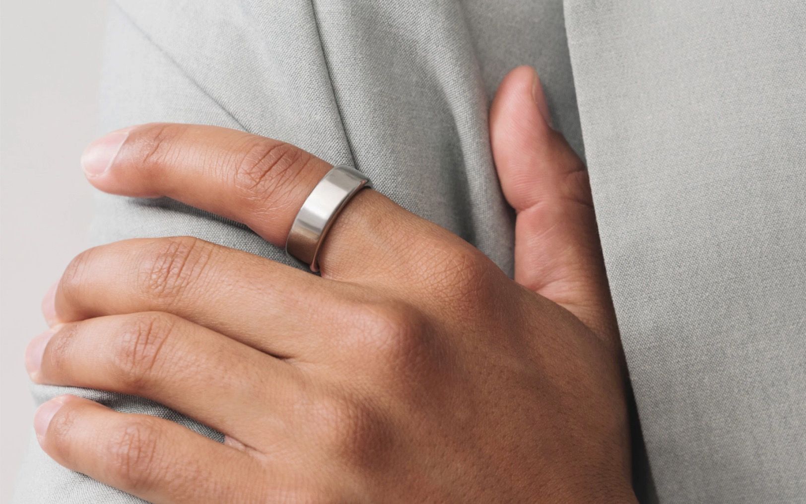 Oura Ring Horizon on a model's finger