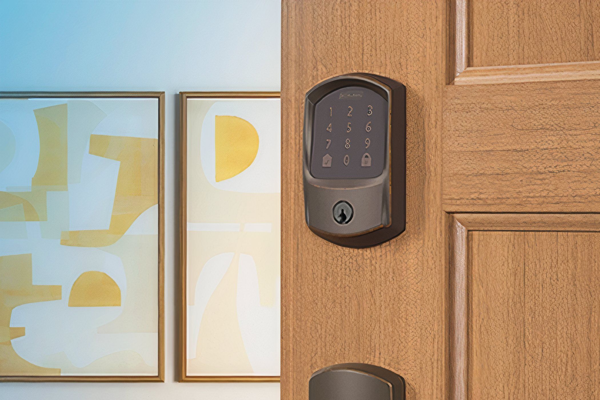 یک Schlage Encode Smart Wi-Fi Deadbolt متصل به یک در.