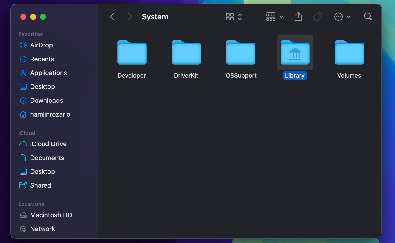 یک پنجره Finder که پوشه کتابخانه سیستم را نشان می دهد