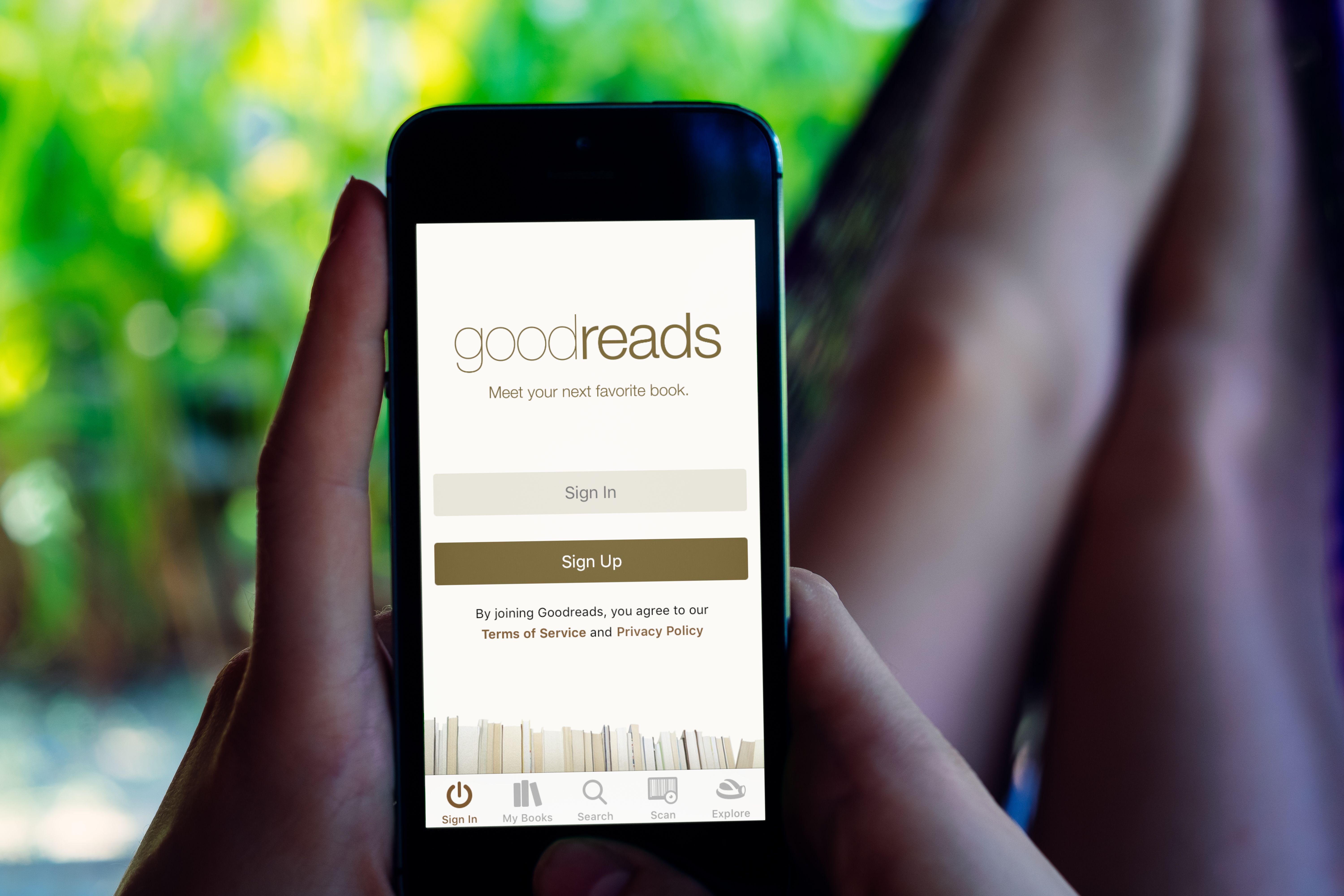 لوگوی goodreads روی صفحه نمایش گوشی هوشمند