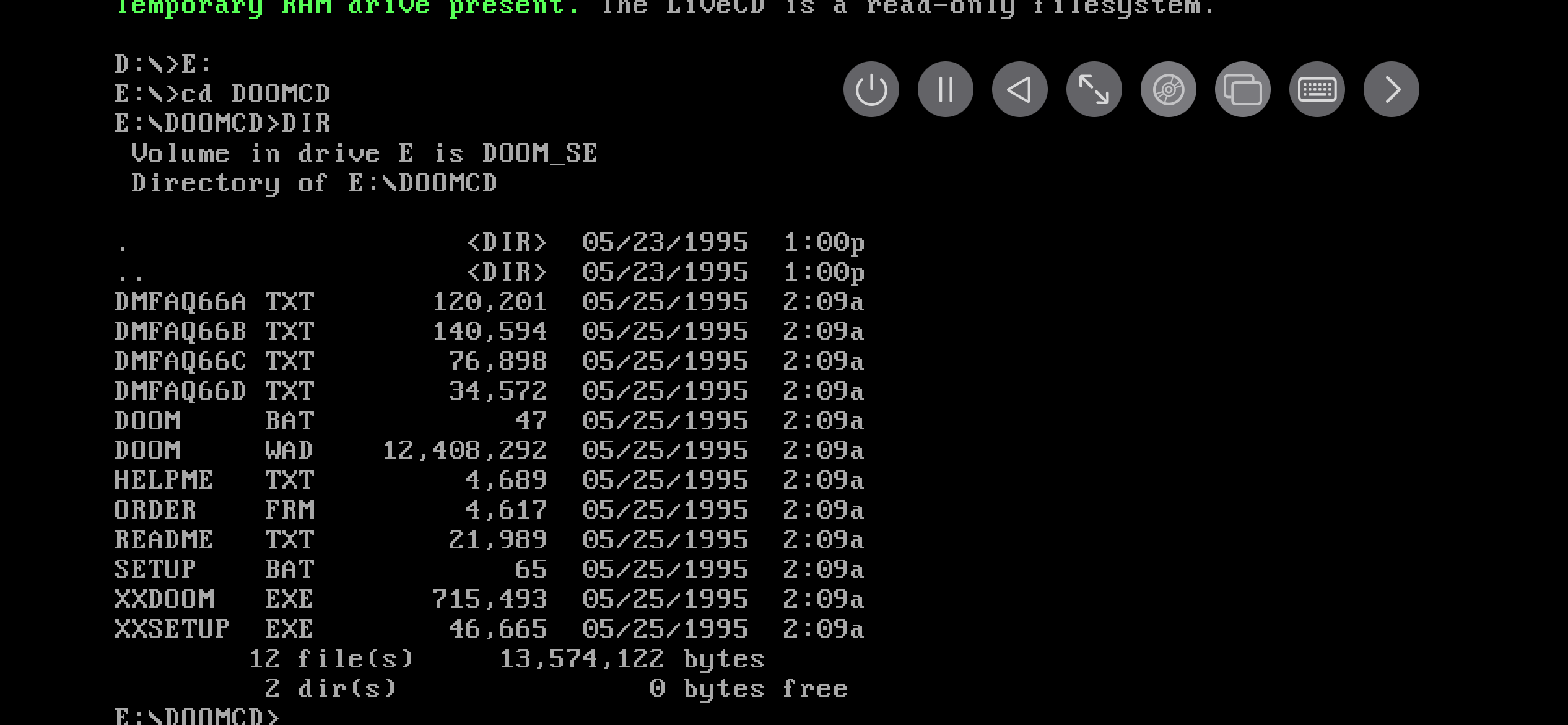 FreeDOS در UTM SE اجرا می شود و تمام فایل های موجود در فهرست را نمایش می دهد