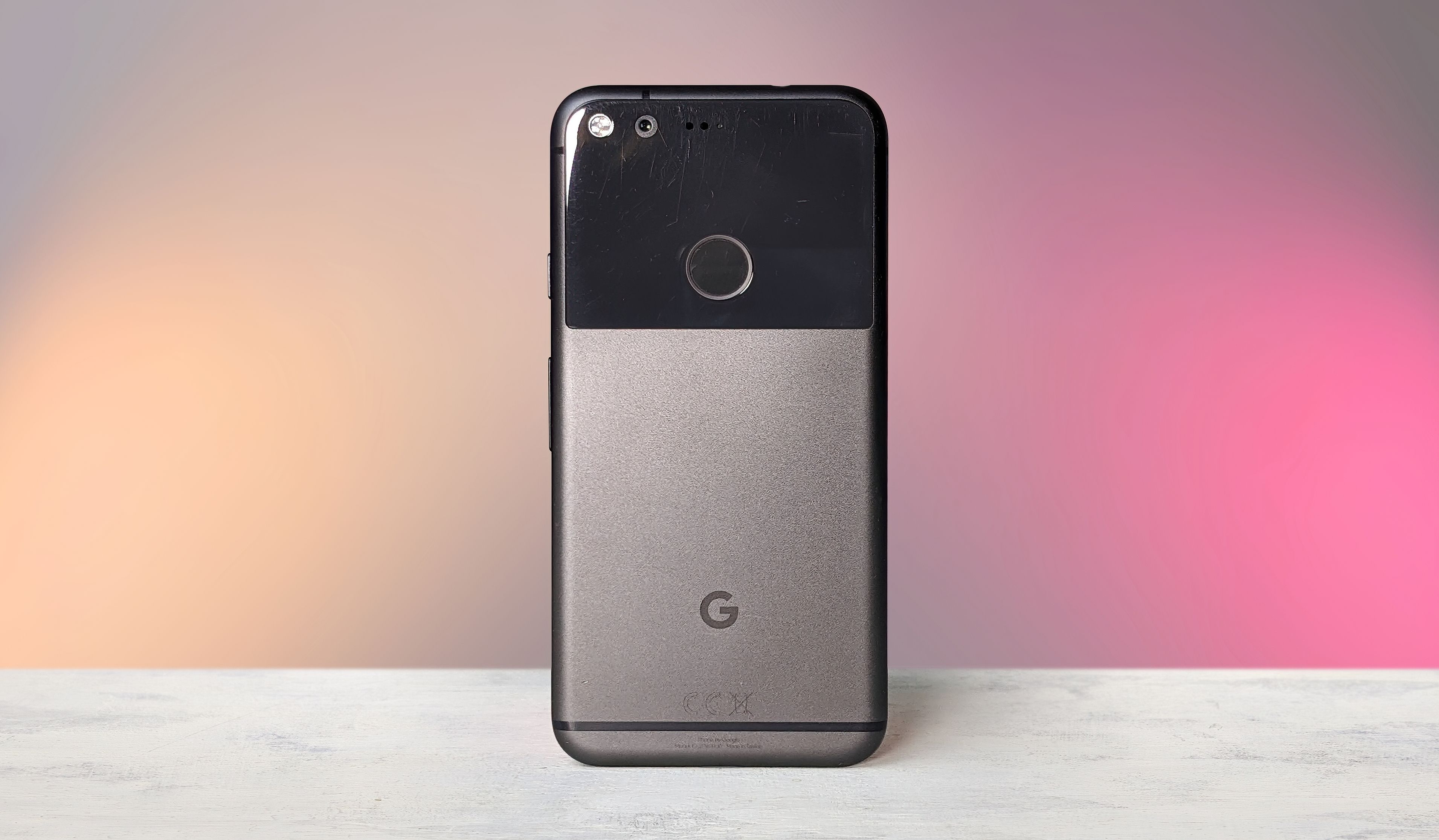 پشت یک Google Pixel 1 روی یک میز