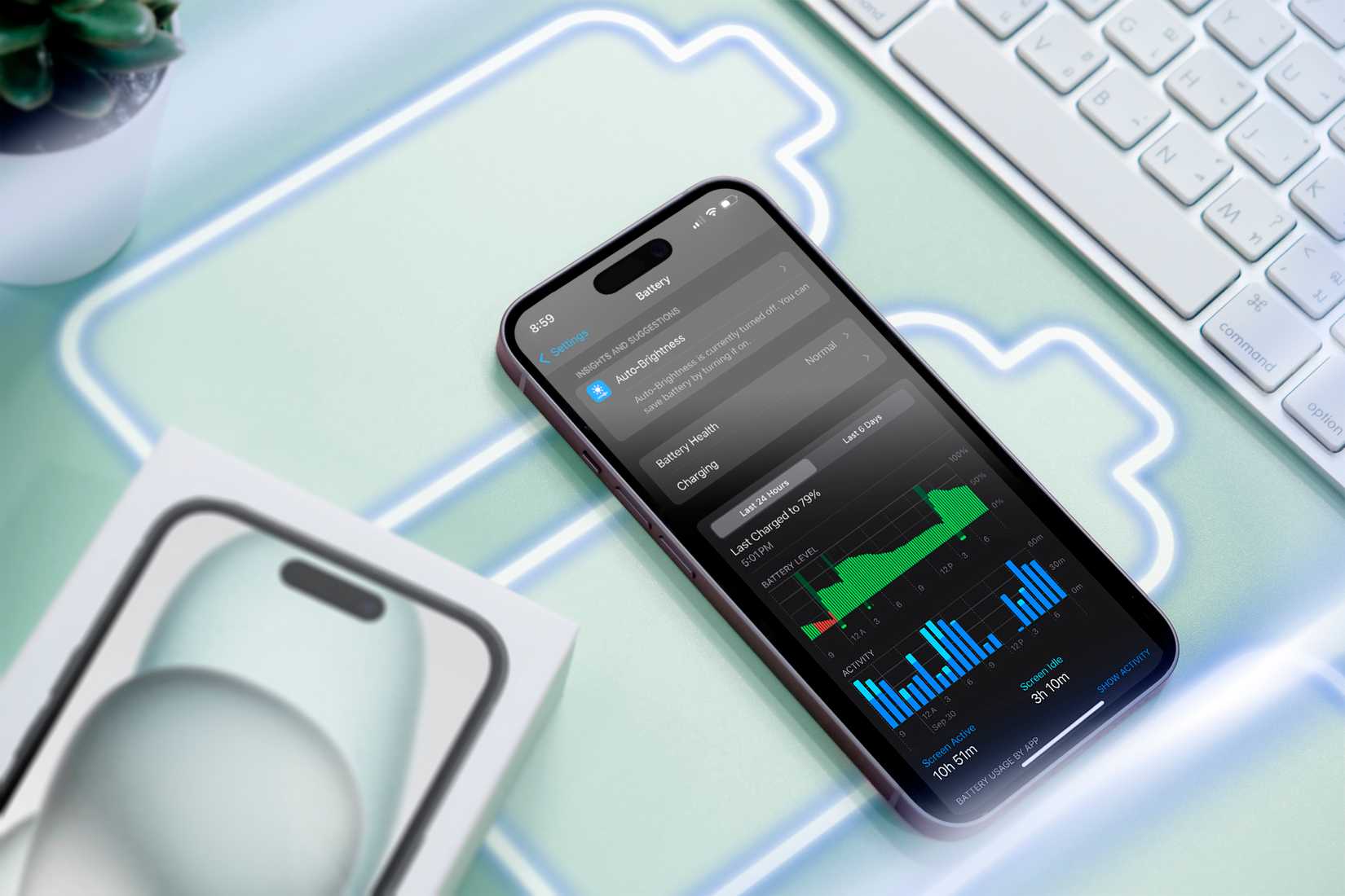 Un iPhone en una superficie con algunos iconos de batería y la pantalla que muestra el uso de la batería.