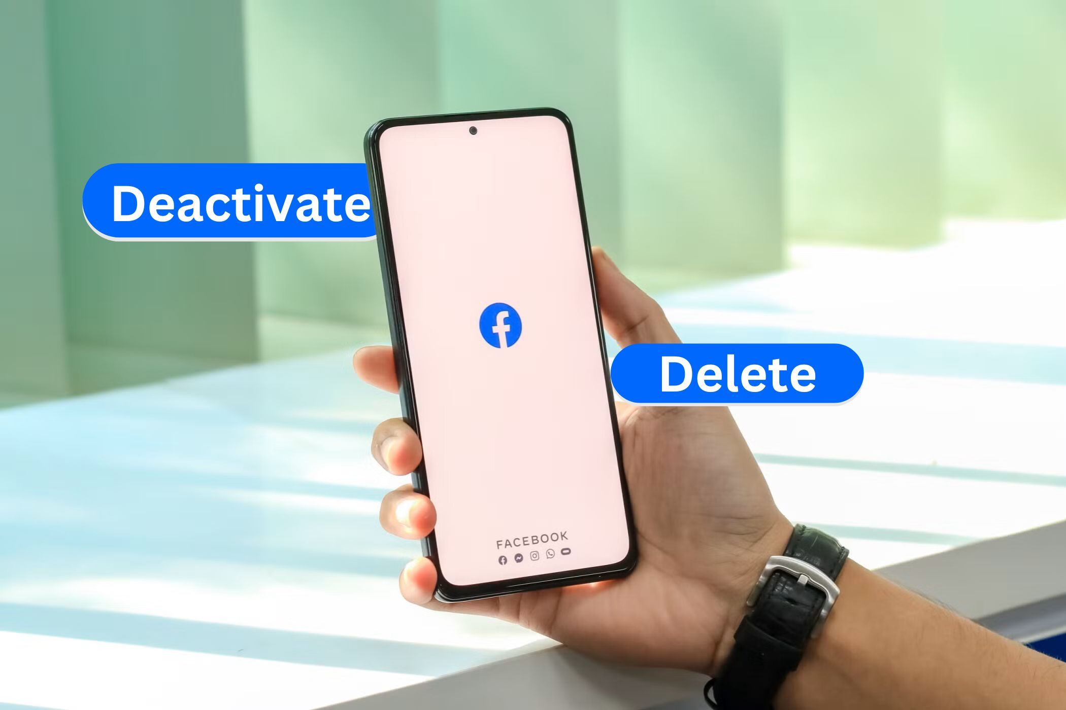 گوشی هوشمندی که اپلیکیشن فیسبوک را در دست دارد و دکمه‌های آن را غیرفعال و حذف می‌کند