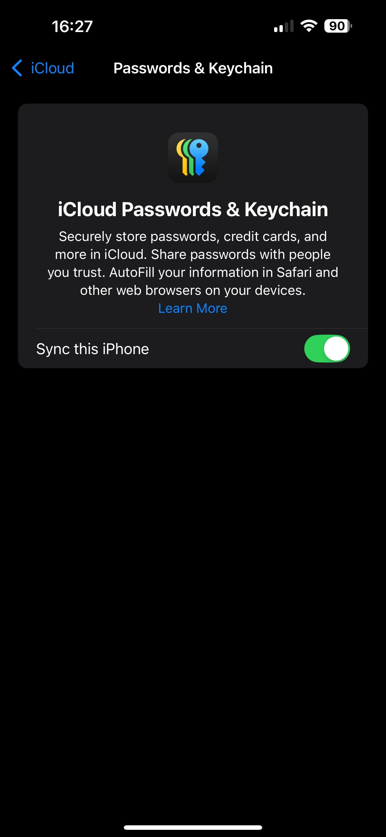 فعال کردن گزینه Sync this iPhone برای برنامه Passwords در آیفون.