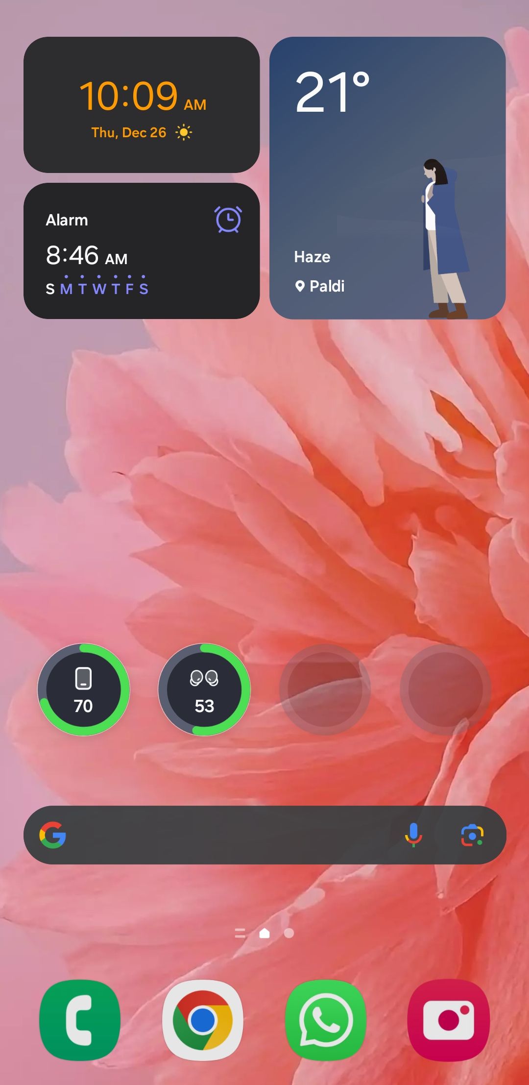 Android phone home screen showing battery widget