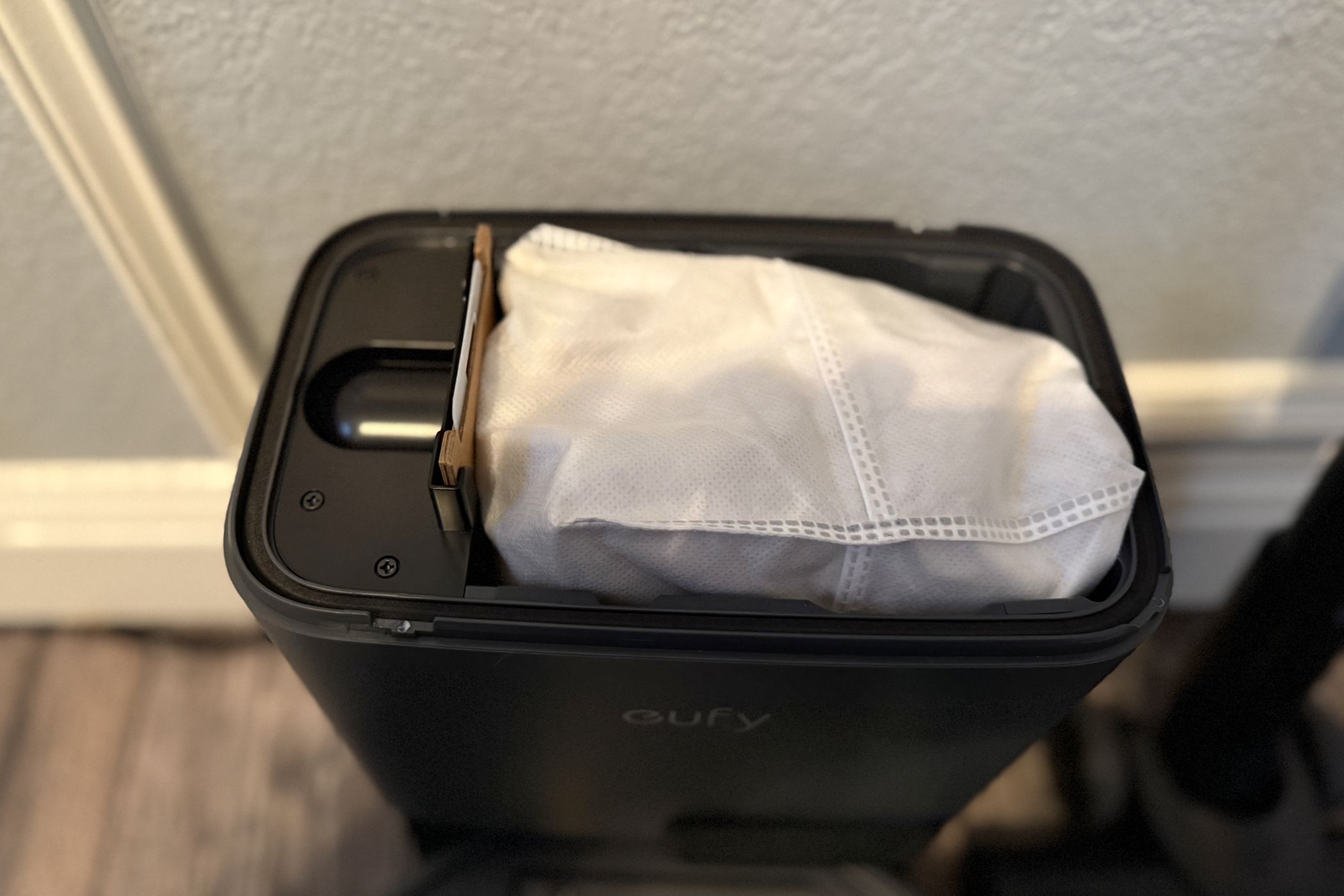 The vaccum bag on the eufy e20. 