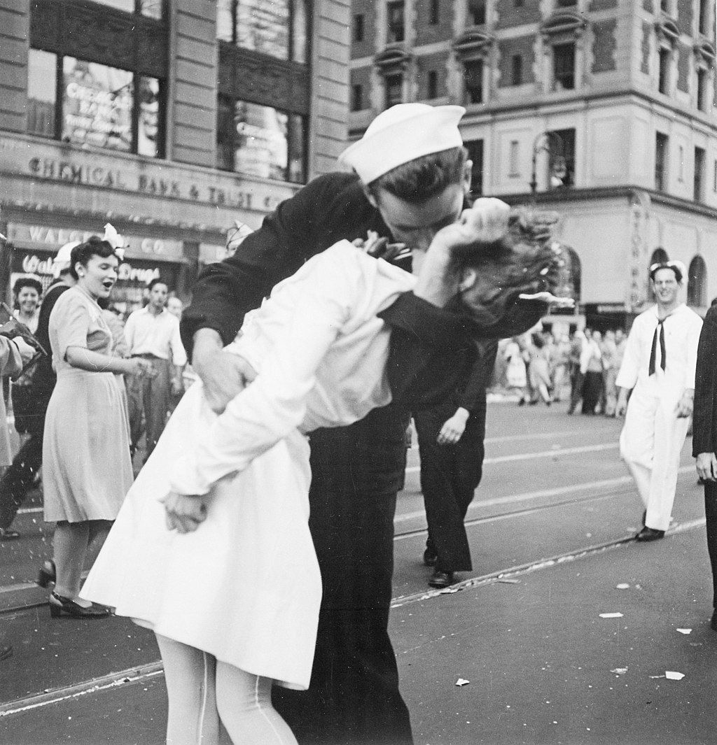 Image depicting a sailor kissing a nurse in Times Square